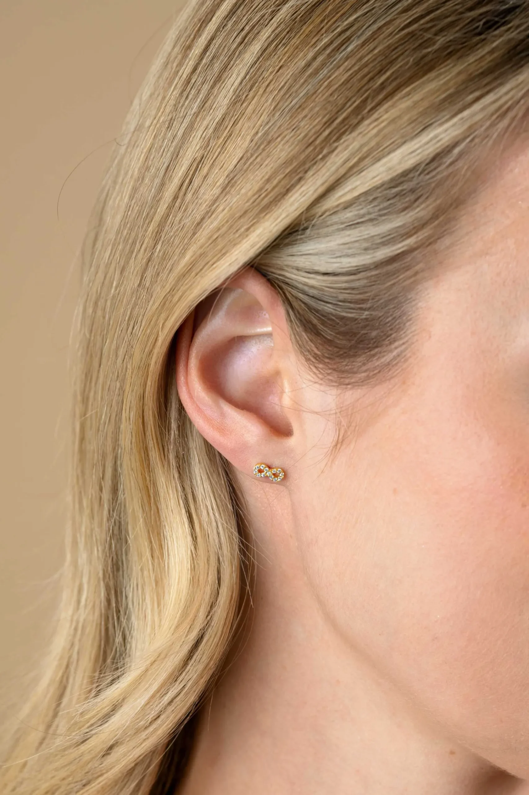 8mm ZINZI gold plated zilveren oorknoppen Infinity bezet met witte zirconia's ZIO2597Y