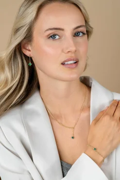 26mm ZINZI gold plated zilveren oorstekers met kettinkje en een bungelende ronde groene kleursteen ZIO2660G