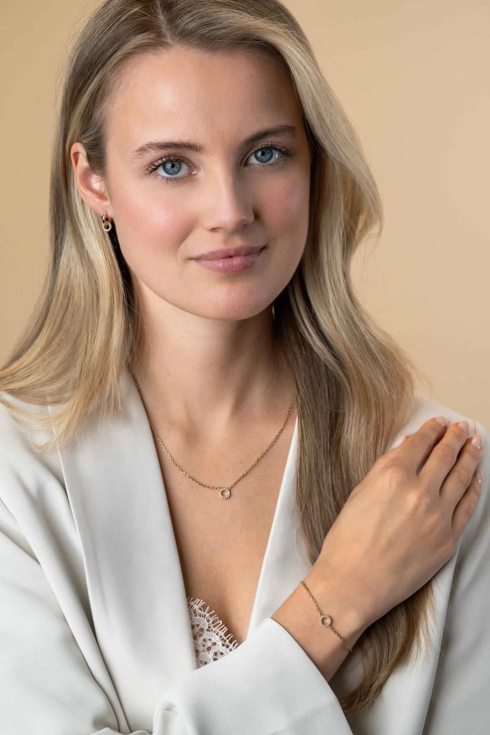 7,5mm ZINZI gold plated zilveren oorbedels in ronde vorm bezet met witte zirconia's ZICH2550Y (zonder oorringen)
