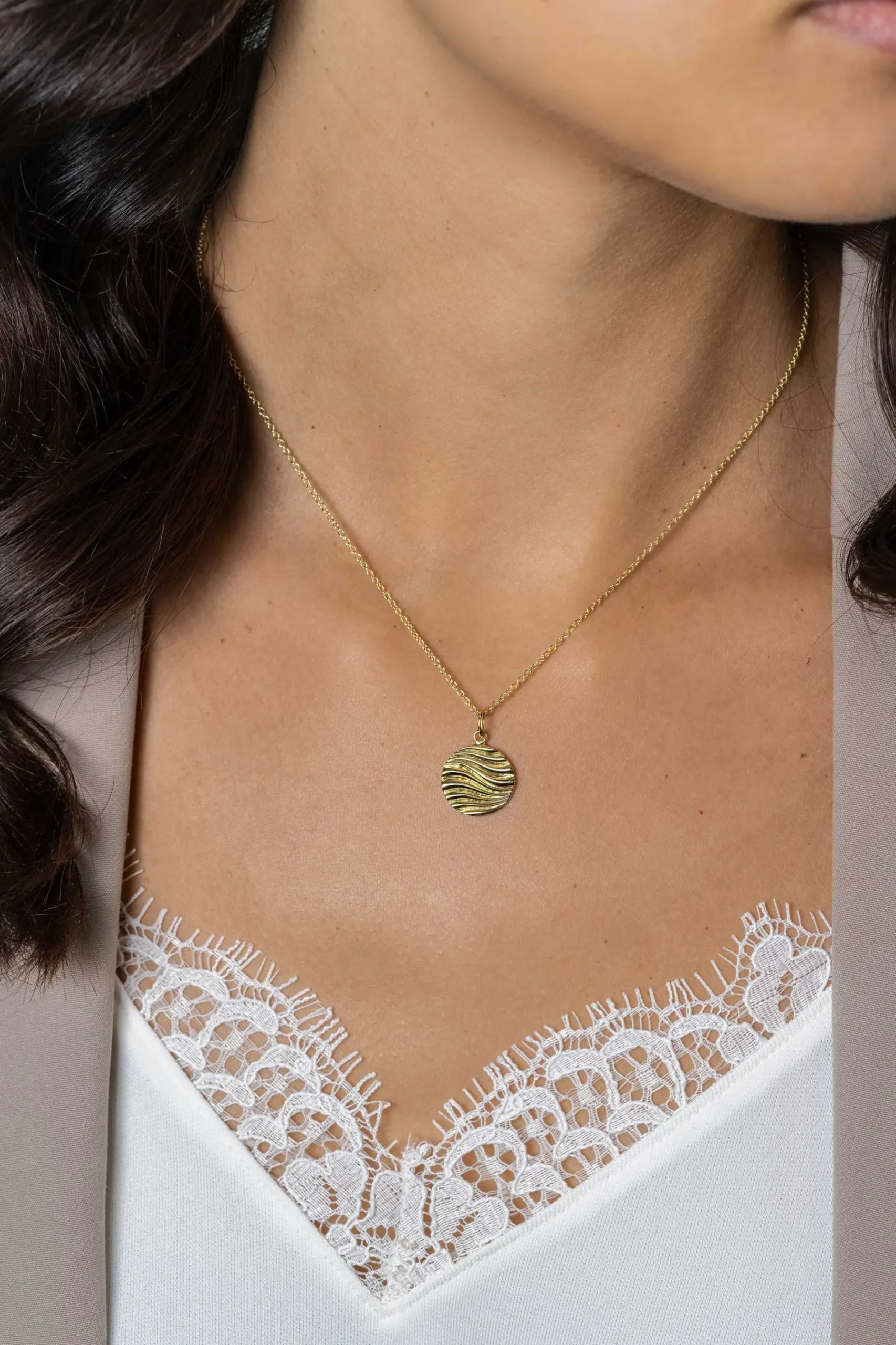 18mm ZINZI gold plated zilveren hanger rond met sierlijke golven als bewerking ZIH2450 (zonder collier)