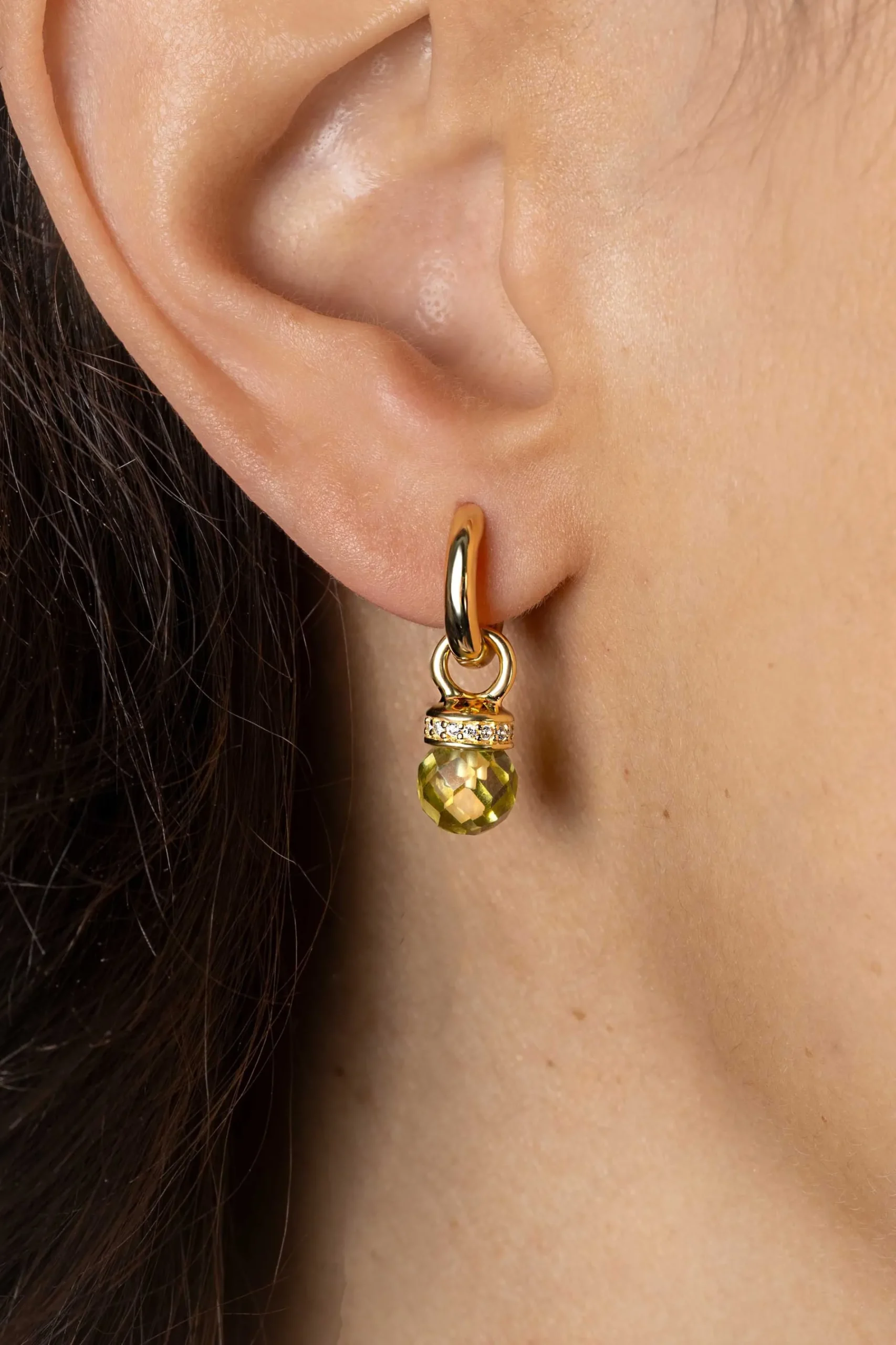 15mm ZINZI gold plated zilveren oorbedels met ronde groen peridot kleurstenen en bezet met witte zirconia's ZICH2428 (zonder oorringen)