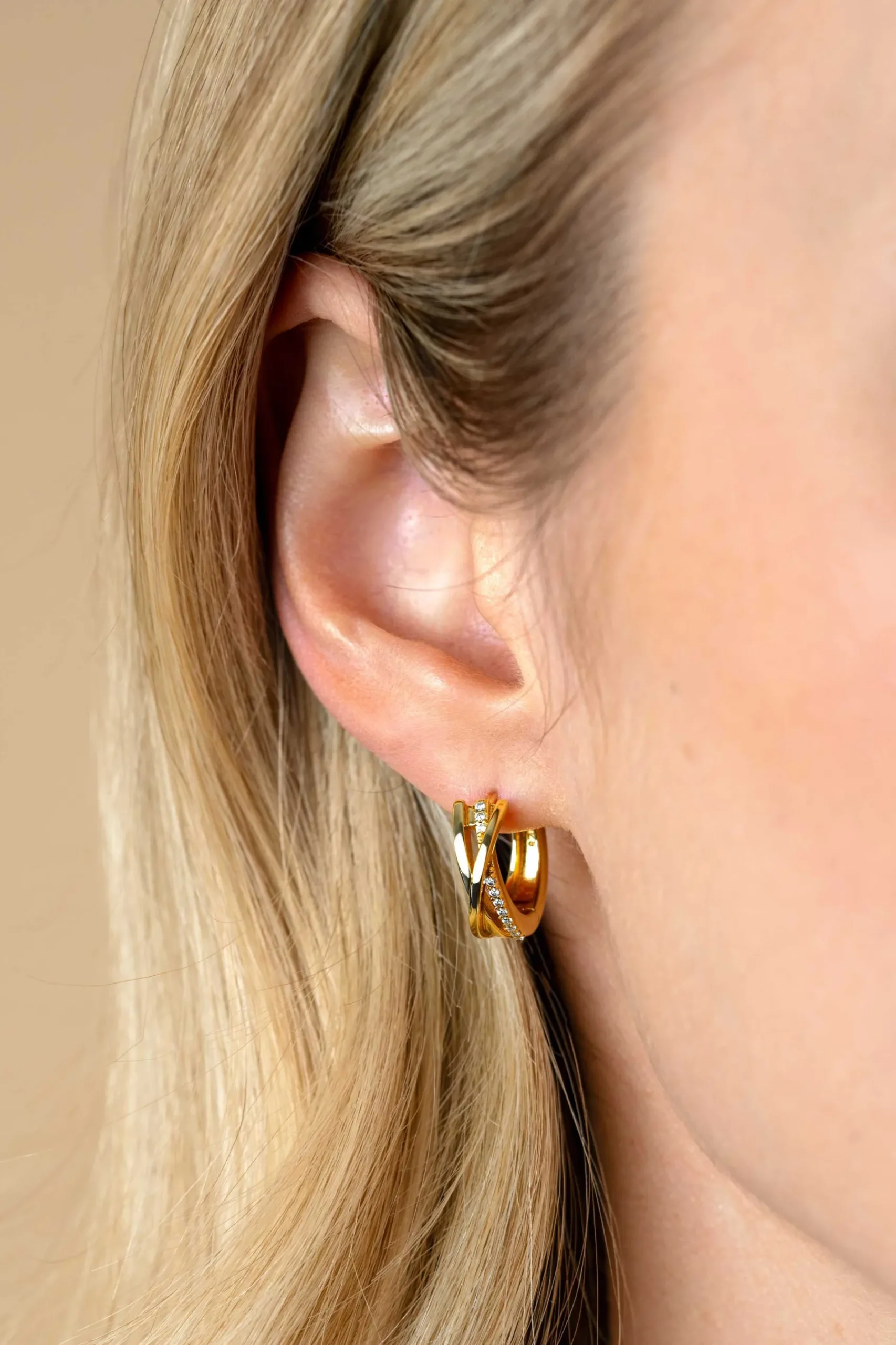 16mm ZINZI gold plated zilveren cross-over oorringen 5,5mm breed bezet met witte zirconia's ZIO1774Y