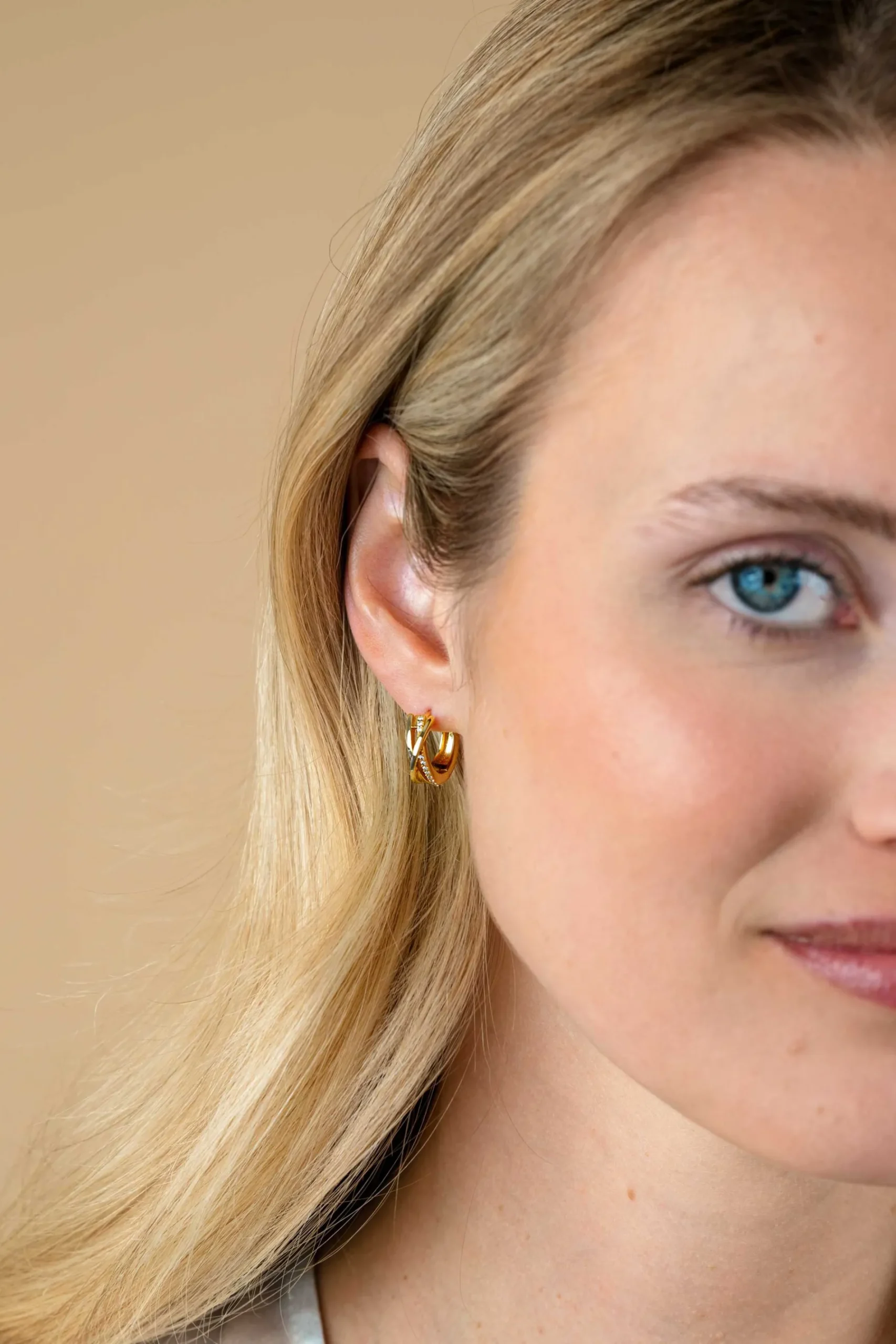 16mm ZINZI gold plated zilveren cross-over oorringen 5,5mm breed bezet met witte zirconia's ZIO1774Y