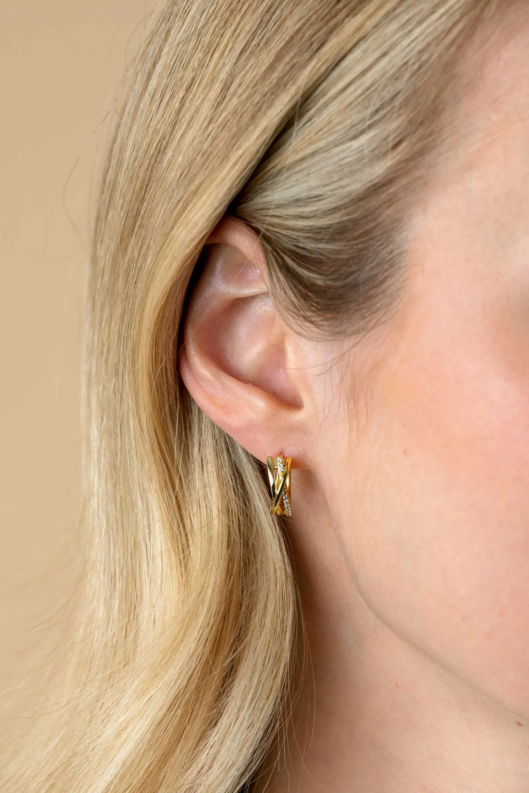 16mm ZINZI gold plated zilveren cross-over oorringen 5,5mm breed bezet met witte zirconia's ZIO1774Y