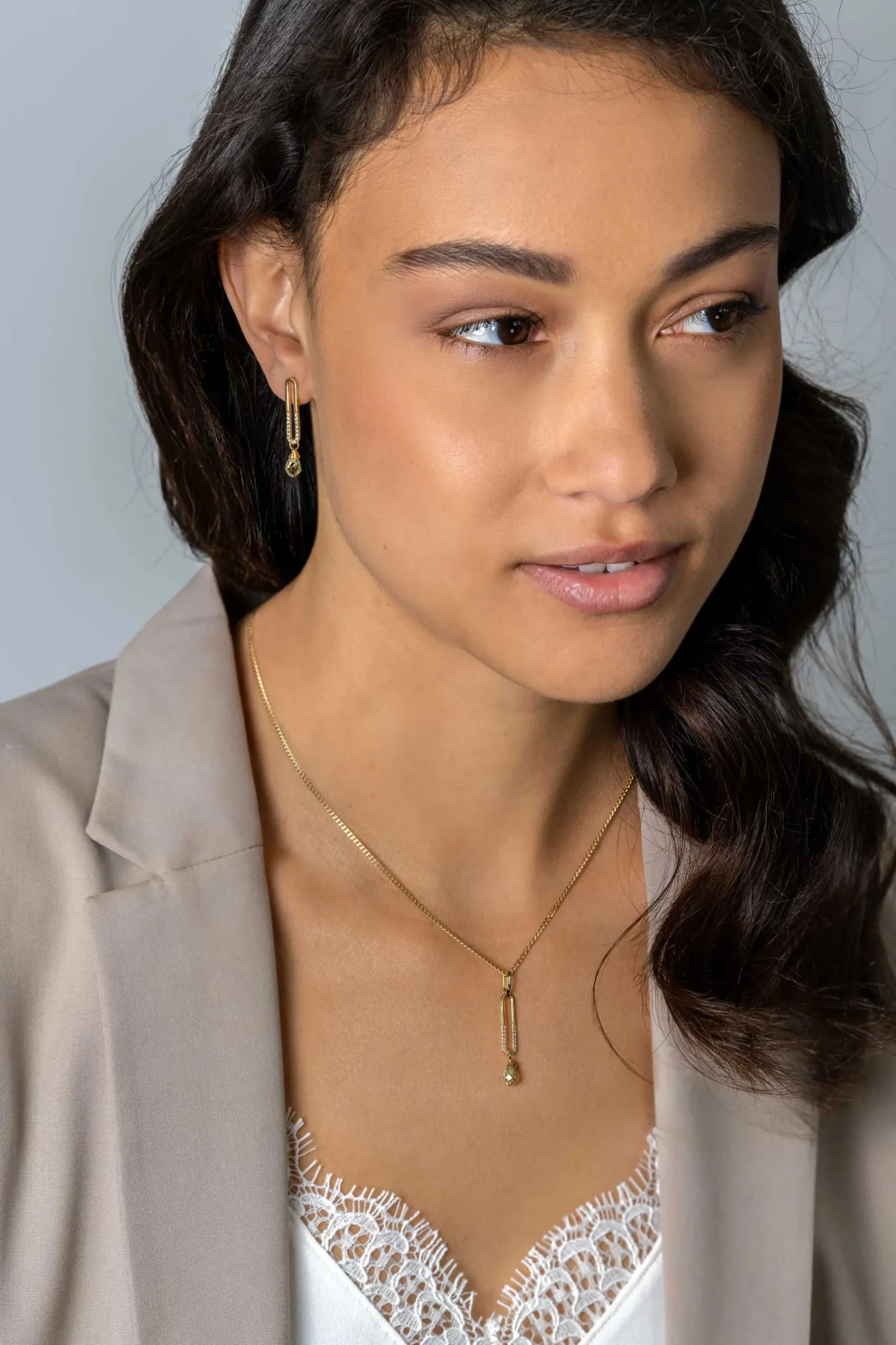 37mm ZINZI gold plated zilveren hanger met trendy open ovale vorm en peervormige hanger groen peridot ZIH2430 (zonder collier)