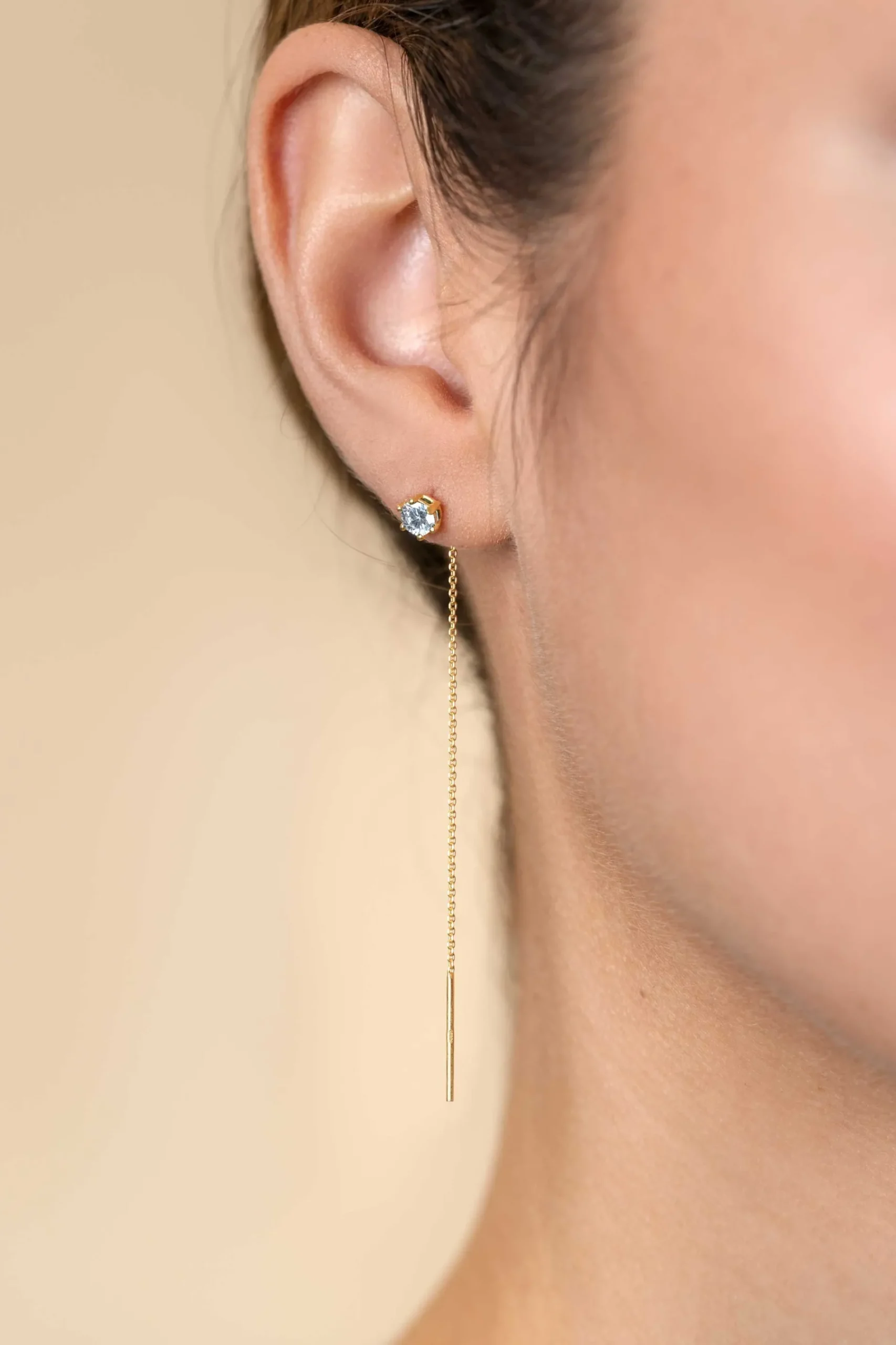 80mm ZINZI gold plated zilveren doortrek oorbellen met chatonzetting 5mm witte zirconia en sierlijk kettinkje ZIO2576Y