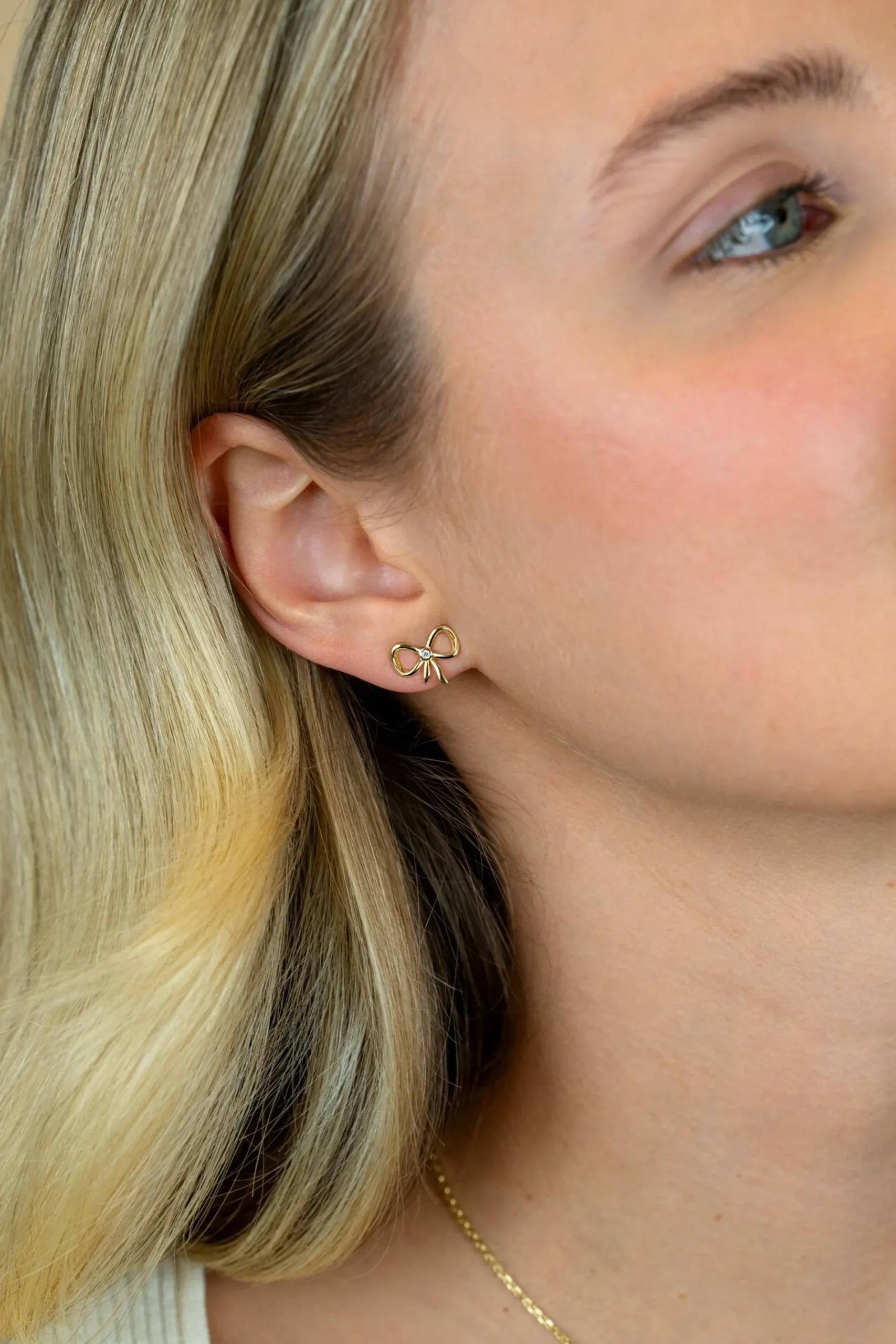 9,5mm ZINZI gold plated zilveren oorstekers strikje met zirkonia ZIO2724Y