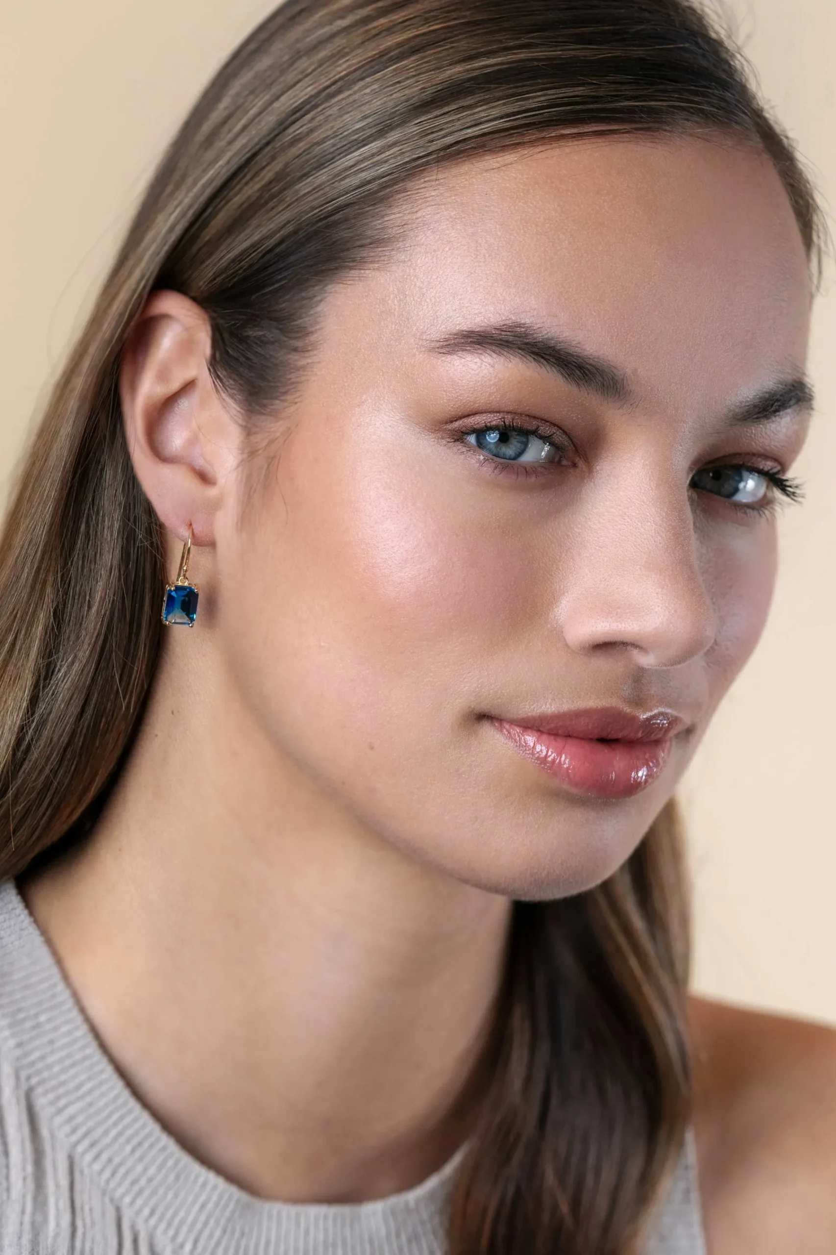 25mm ZINZI gold plated zilveren oorhangers met indigo blauwe kleursteen in vierpootszetting ZIO2578