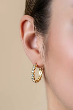 21mm ZINZI gold plated zilveren halve oorringen 4mm buisdikte, bezet met 12 witte zirconia's en met vlindersluiting ZIO2573Y