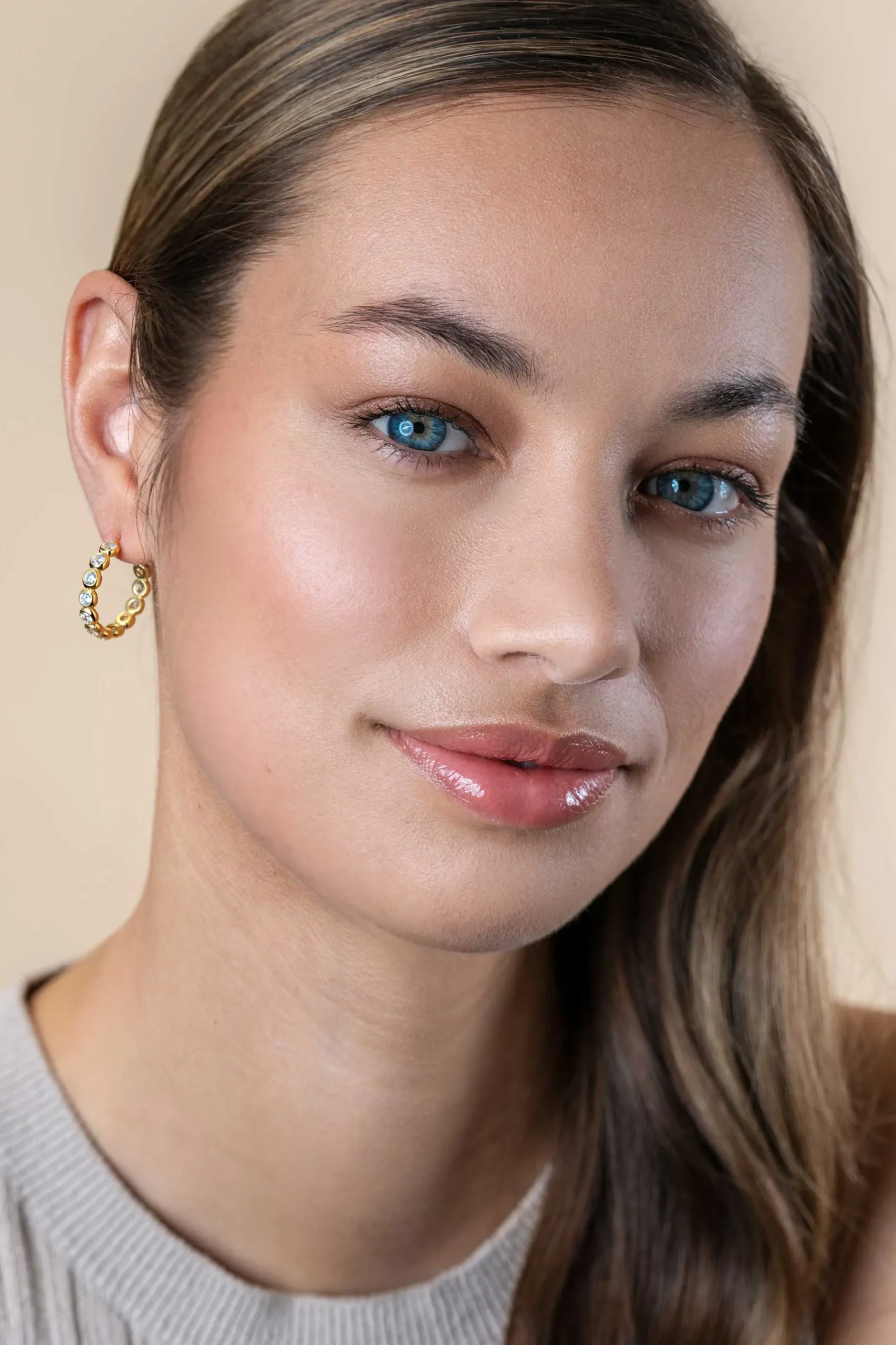 21mm ZINZI gold plated zilveren halve oorringen 4mm buisdikte, bezet met 12 witte zirconia's en met vlindersluiting ZIO2573Y