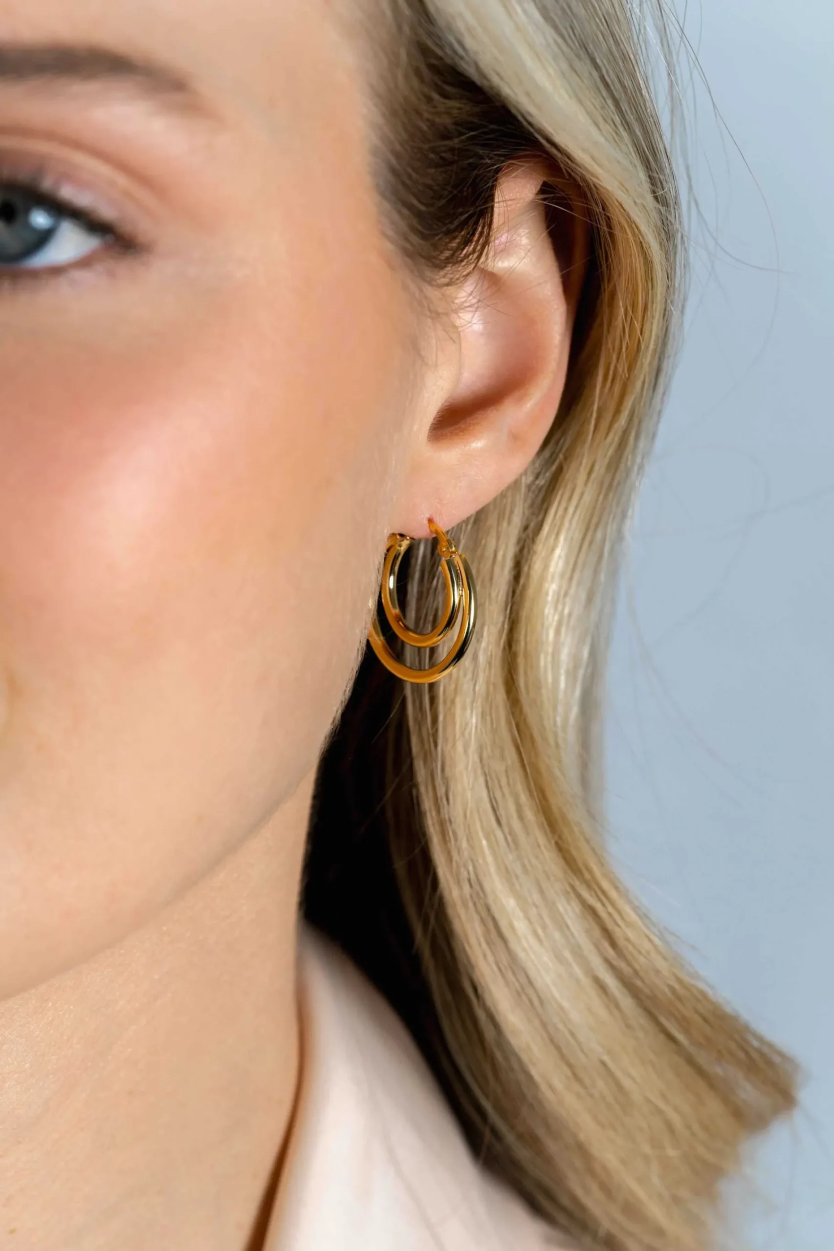 23mm ZINZI gold plated zilveren oorringen met een dubbele oorring in het midden. Een trendy multi-look uitstraling ZIO2483G