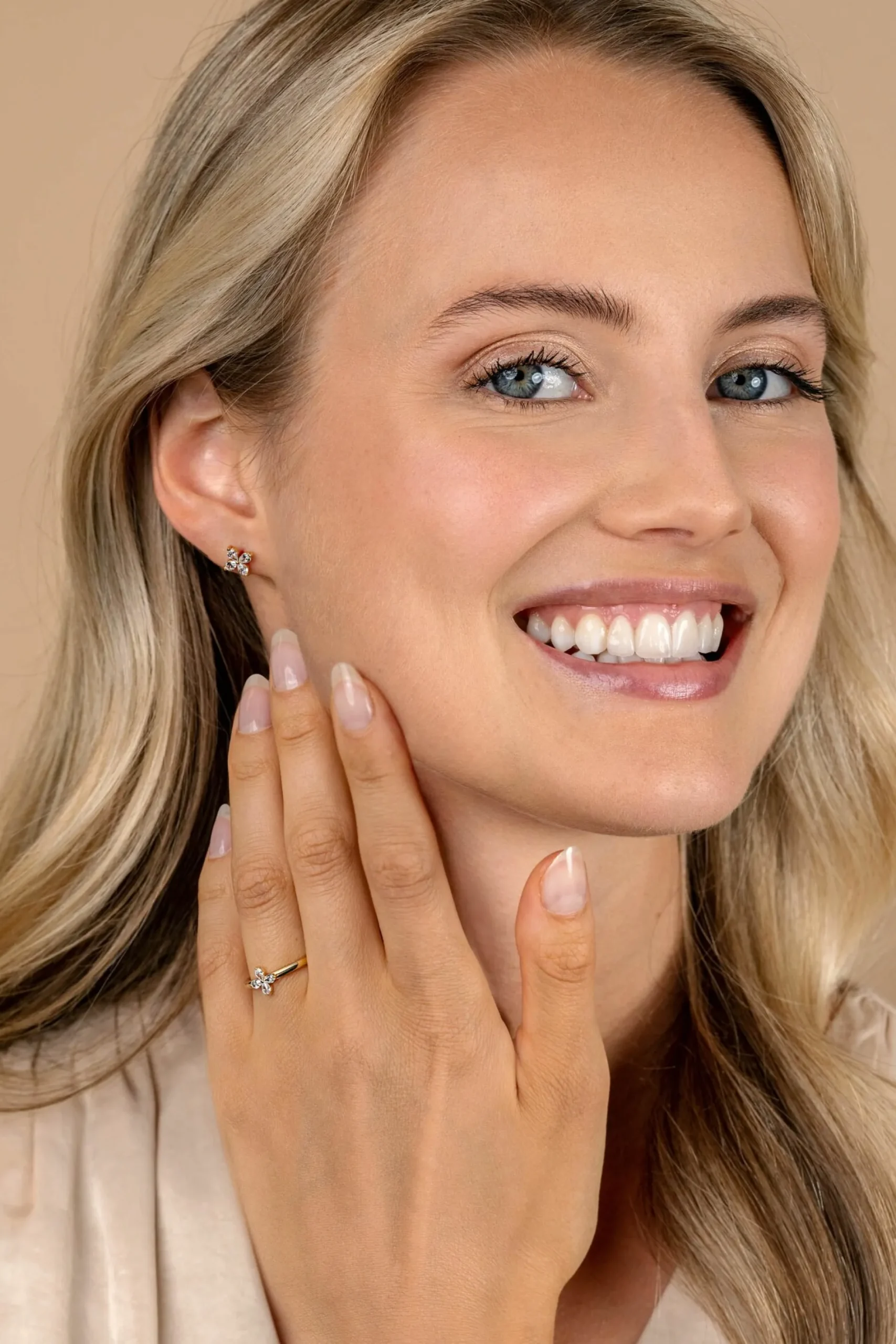 7,5mm ZINZI gold plated zilveren oorknoppen met bloem bezet met vier druppelvormige witte zirconia's ZIO2624