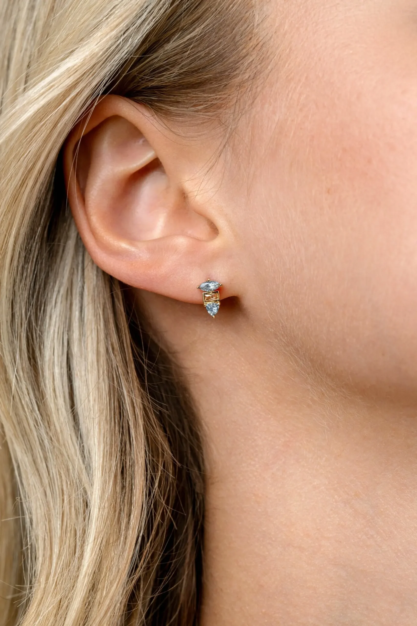 9,5mm ZINZI gold plated zilveren oorstekers met drie verschillende vormen van zettingen, bezet met champagne en blauwe kleurstenen ZIO2630BC