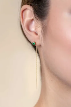 80mm ZINZI gold plated zilveren doortrek oorbellen met chatonzetting 5mm groene kleursteen en sierlijk kettinkje ZIO2576GG