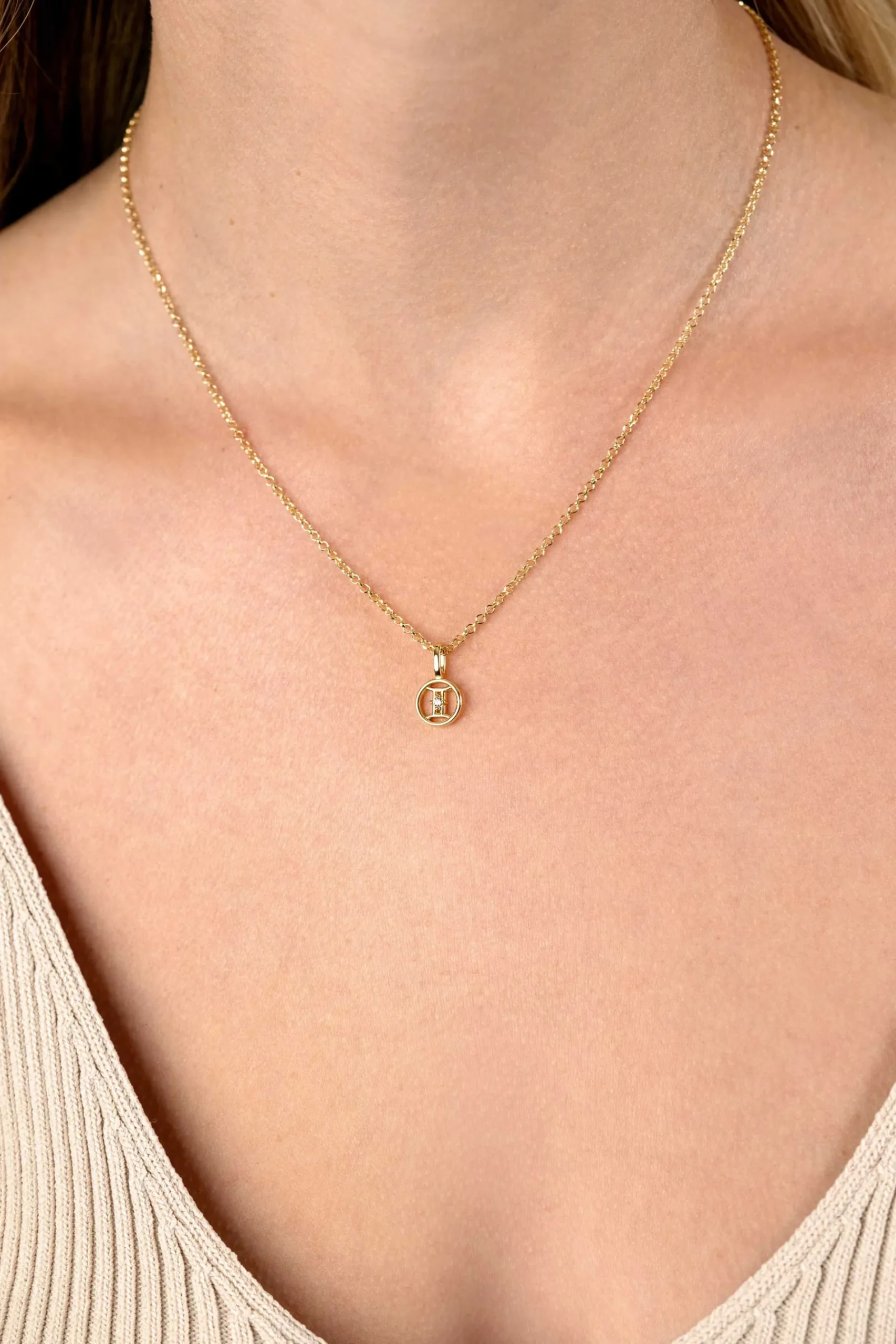 9mm ZINZI gold plated zilveren Tweelingen sterrenbeeldhanger bezet met witte zirconia ZIHY-TWE (zonder collier)