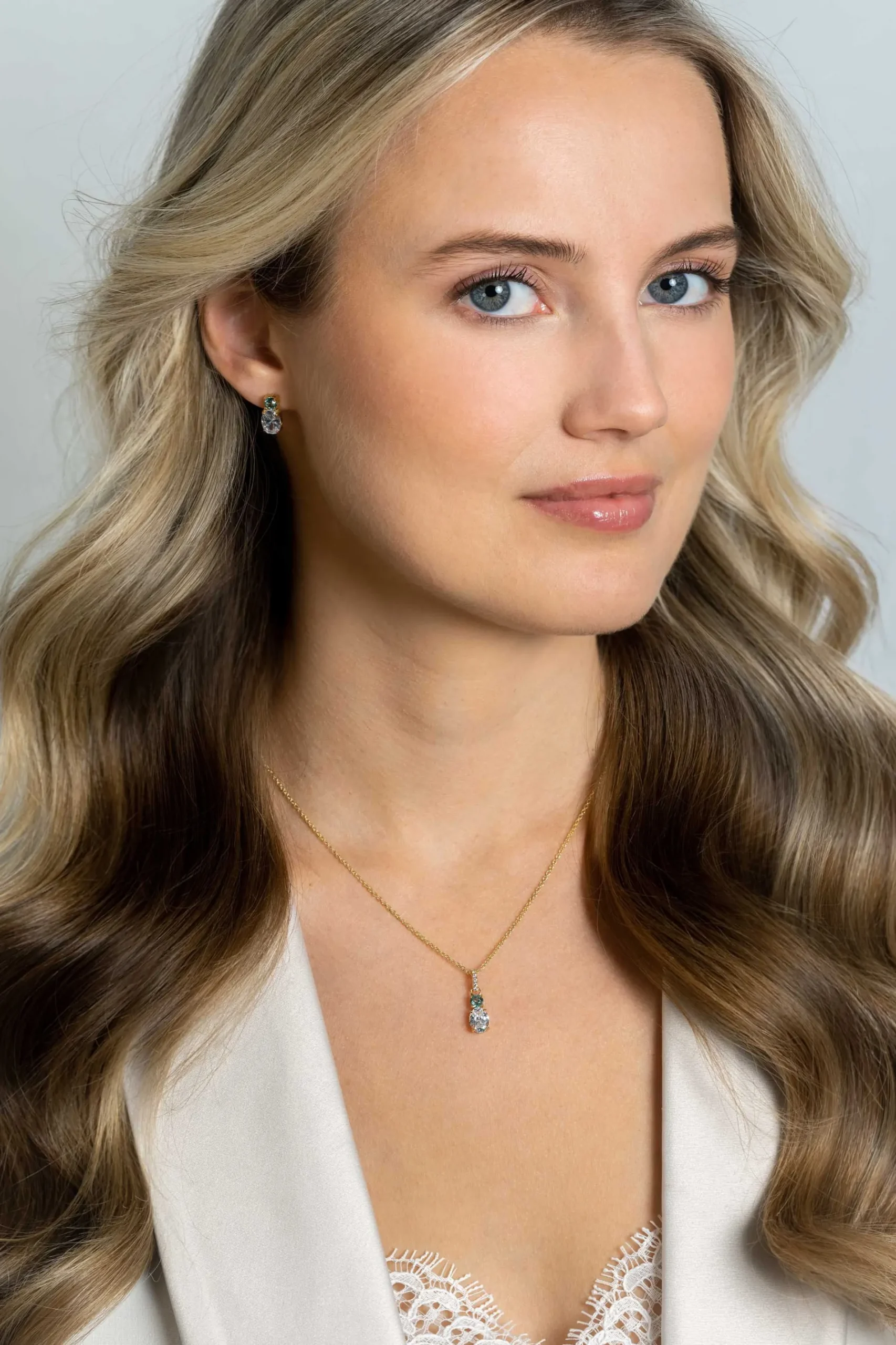 12mm ZINZI gold plated zilveren oorstekers, bezet met een kleine ronde blauwe kleursteen en ovale witte zirconia ZIO2438