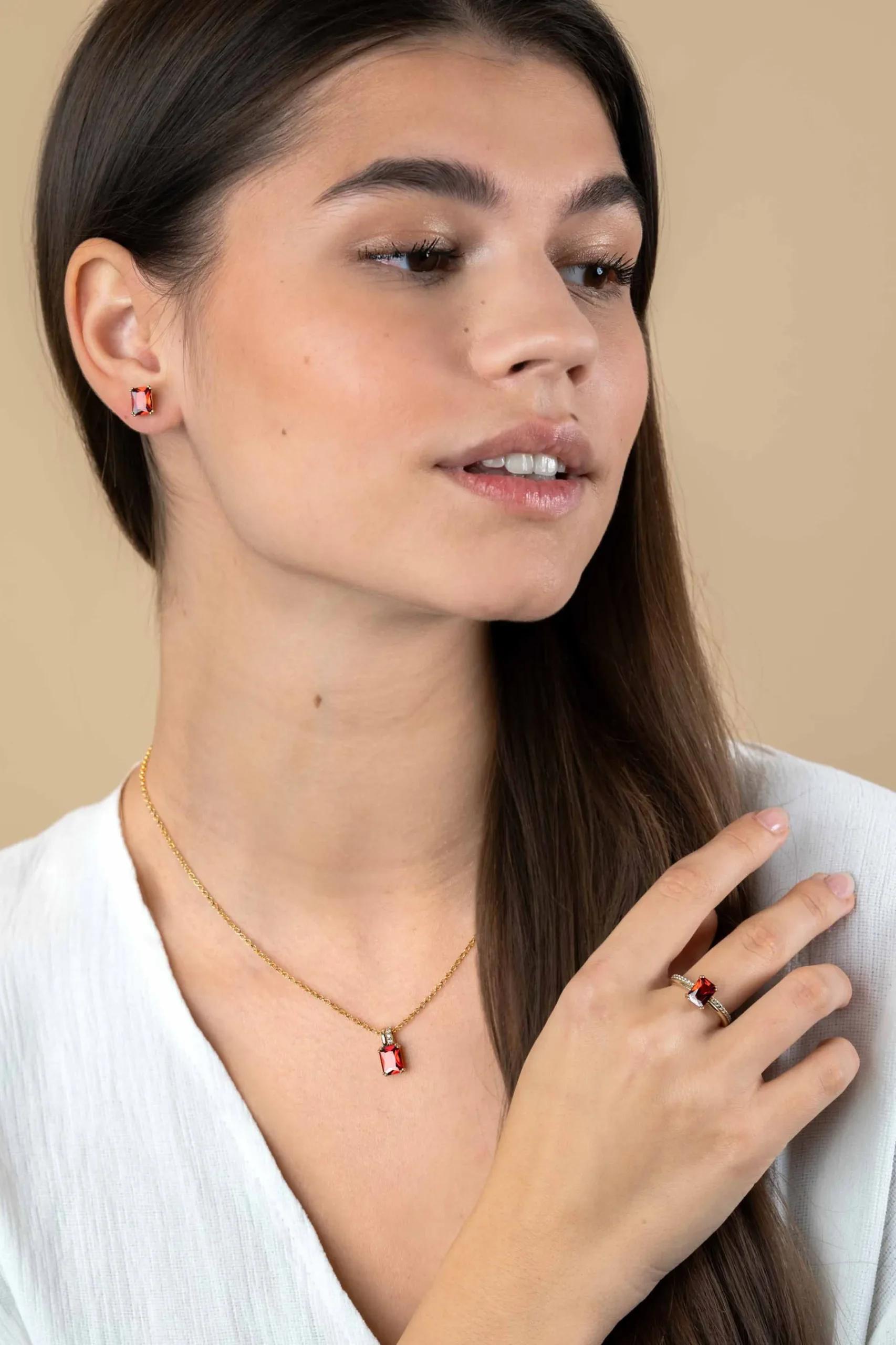 14mm ZINZI gold plated zilveren hanger met rechthoekige rood granaat kleursteen en luxe hangoog ZIH2392R (zonder collier)