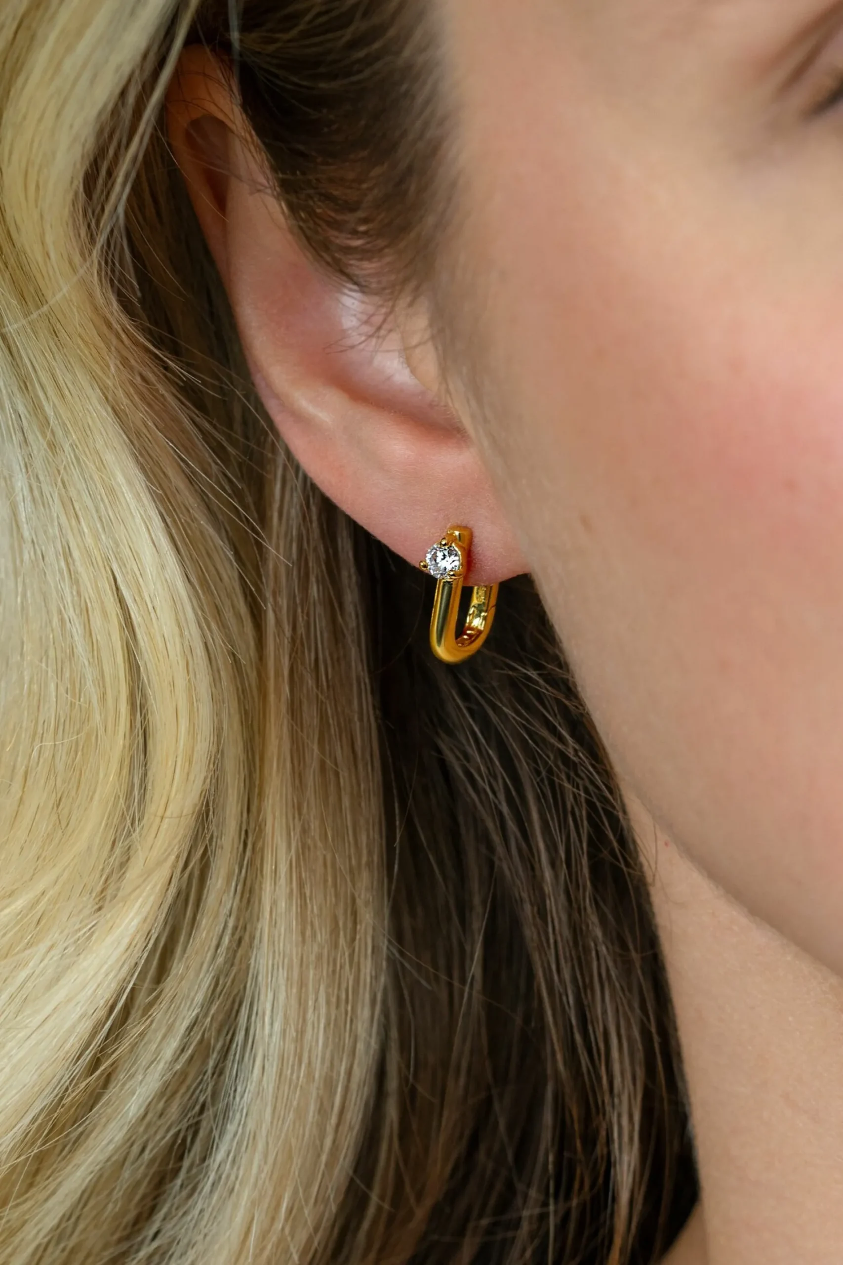 14mm ZINZI gold plated zilveren oorringen U-vorm met witte zirkonia ZIO2733Y