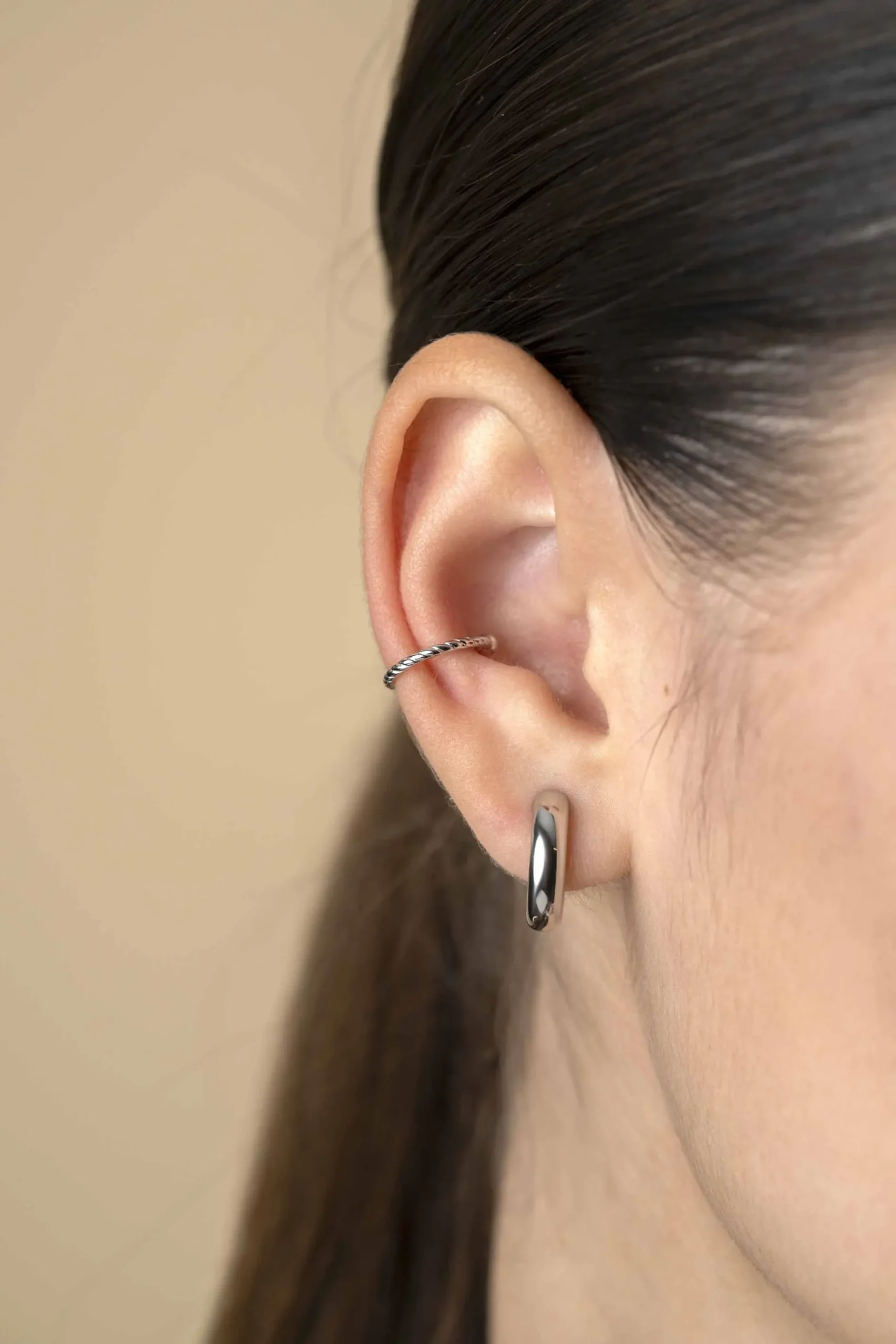 12,5mm ZINZI zilveren ear cuff gedraaide buis per stuk geprijsd ZIO-CUFF3
