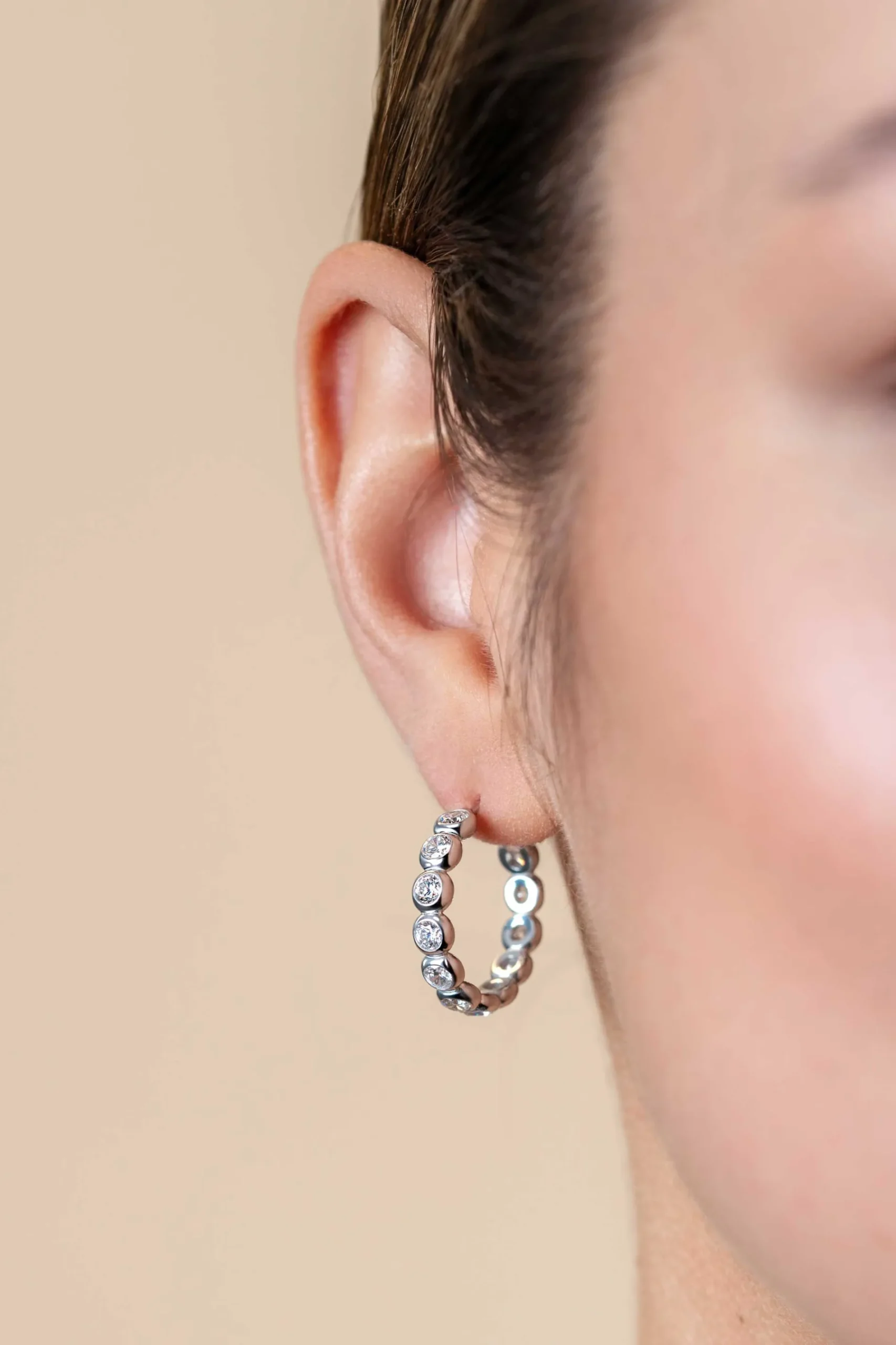 21mm ZINZI zilveren halve oorringen 4mm buisdikte, bezet met 12 witte zirconia's en met vlindersluiting ZIO2573