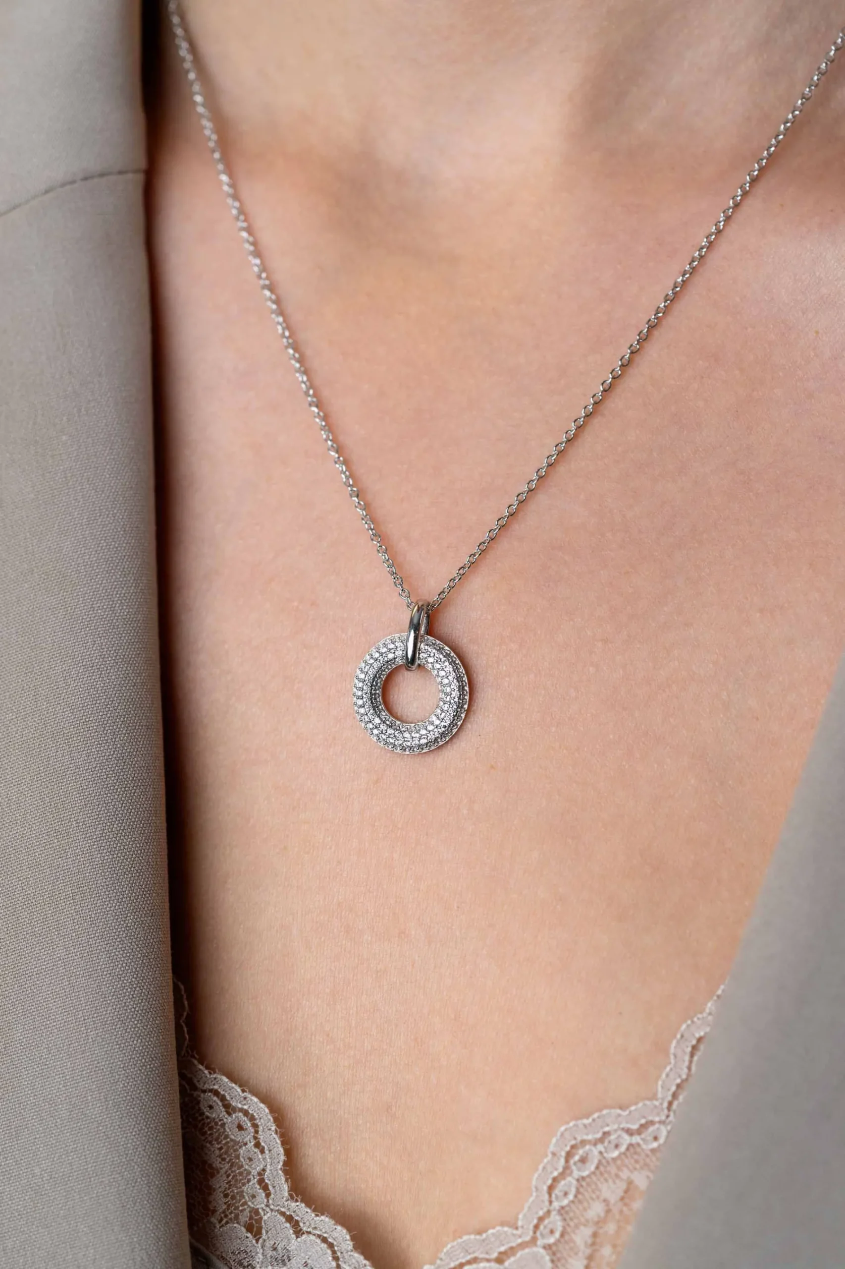 20mm ZINZI zilveren hanger open ronde vorm, bezet met witte zirconia's ZIH2446 (zonder collier)