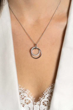 26mm ZINZI zilveren hanger, waarbij twee grote ronde ringen met elkaar verweven zijn. Bezet met witte zirconia's ZIH2431 (zonder collier)