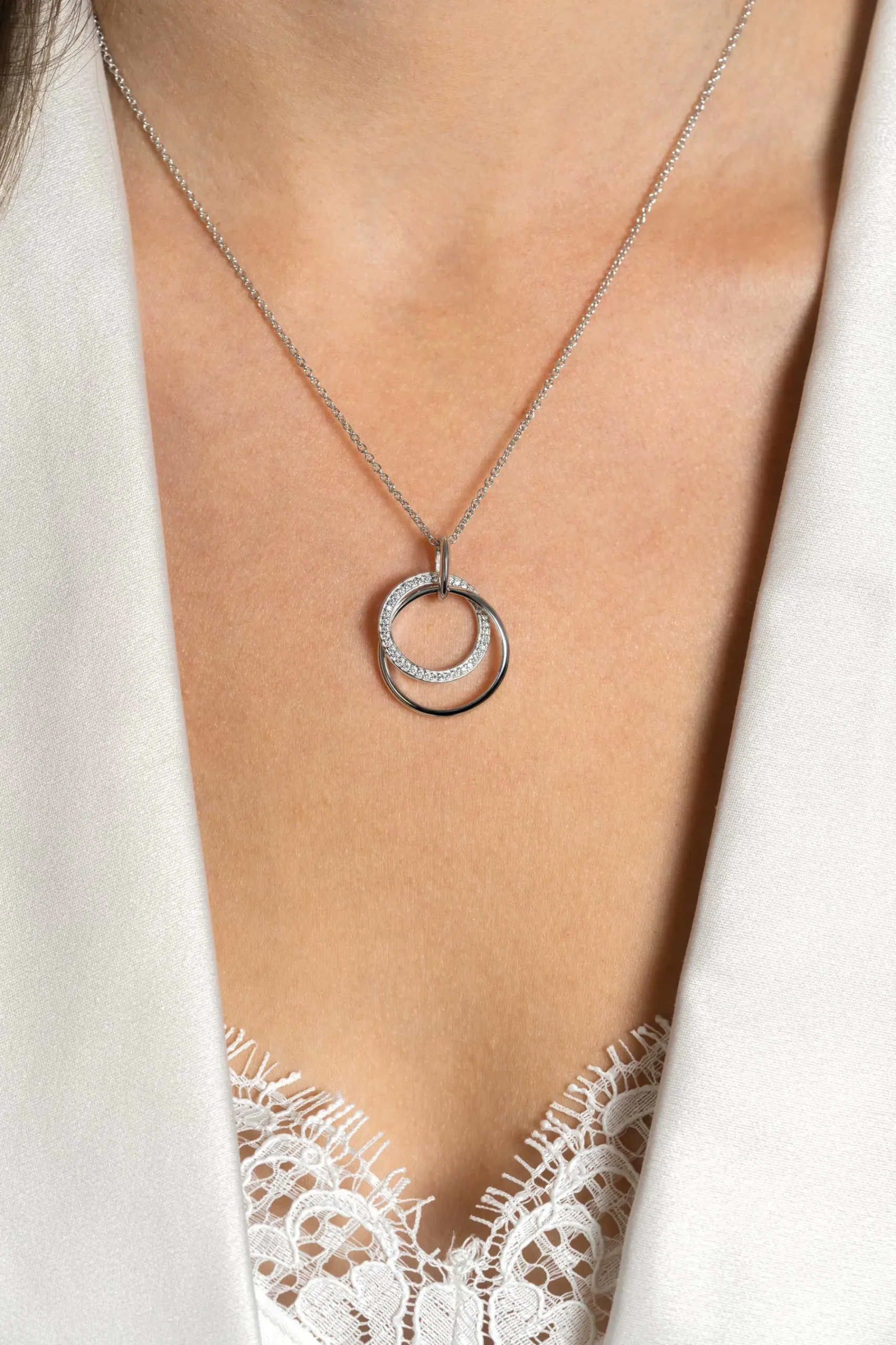 26mm ZINZI zilveren hanger, waarbij twee grote ronde ringen met elkaar verweven zijn. Bezet met witte zirconia's ZIH2431 (zonder collier)