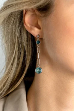 60mm ZINZI zilveren lange oorstekers 60mm met paperclip-schakels en bezet met licht blauwe en indigo blauwe kleurstenen ZIO2418