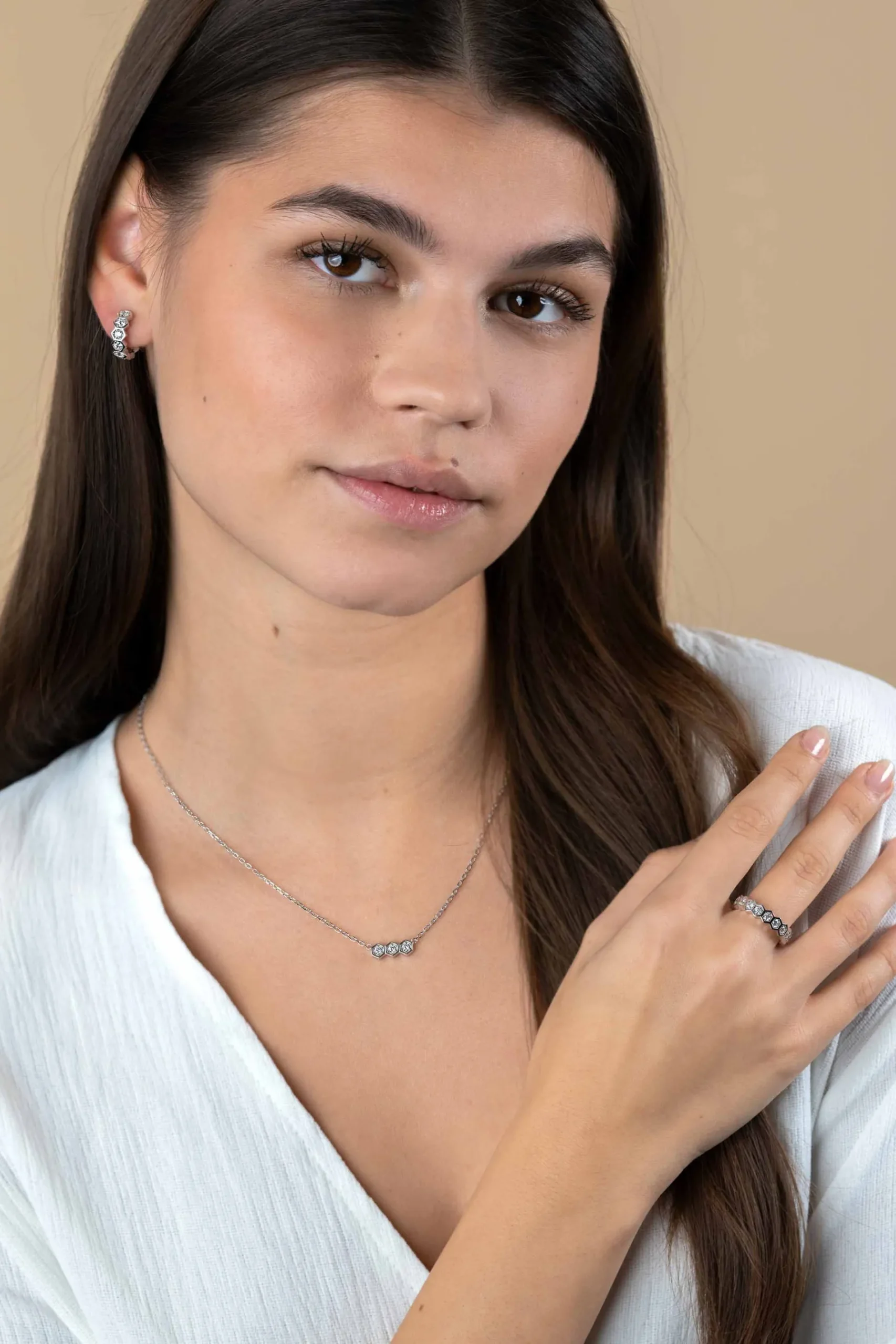 15mm ZINZI zilveren luxe oorringen met zeshoeksvormen bezet met witte zirconia's en klapsluiting ZIO2543