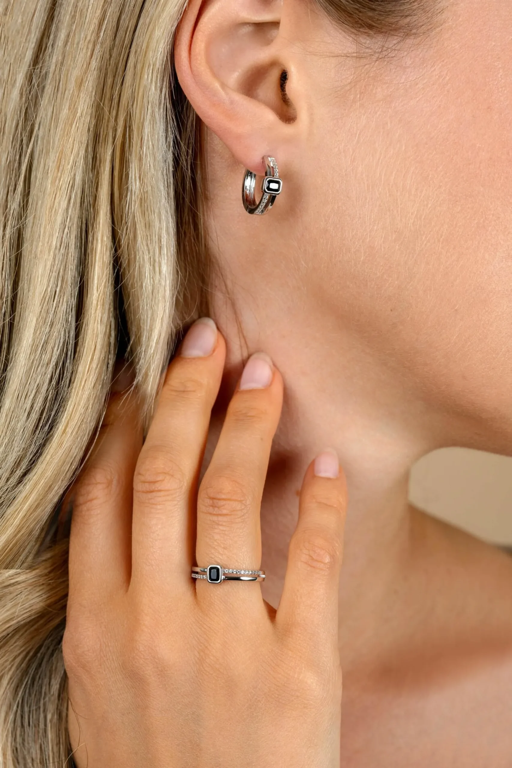 16mm ZINZI zilveren multi-look oorringen met rechthoekige zwarte zirkonia en witte zirkonia's. Luxe klapsluiting ZIO2626Z