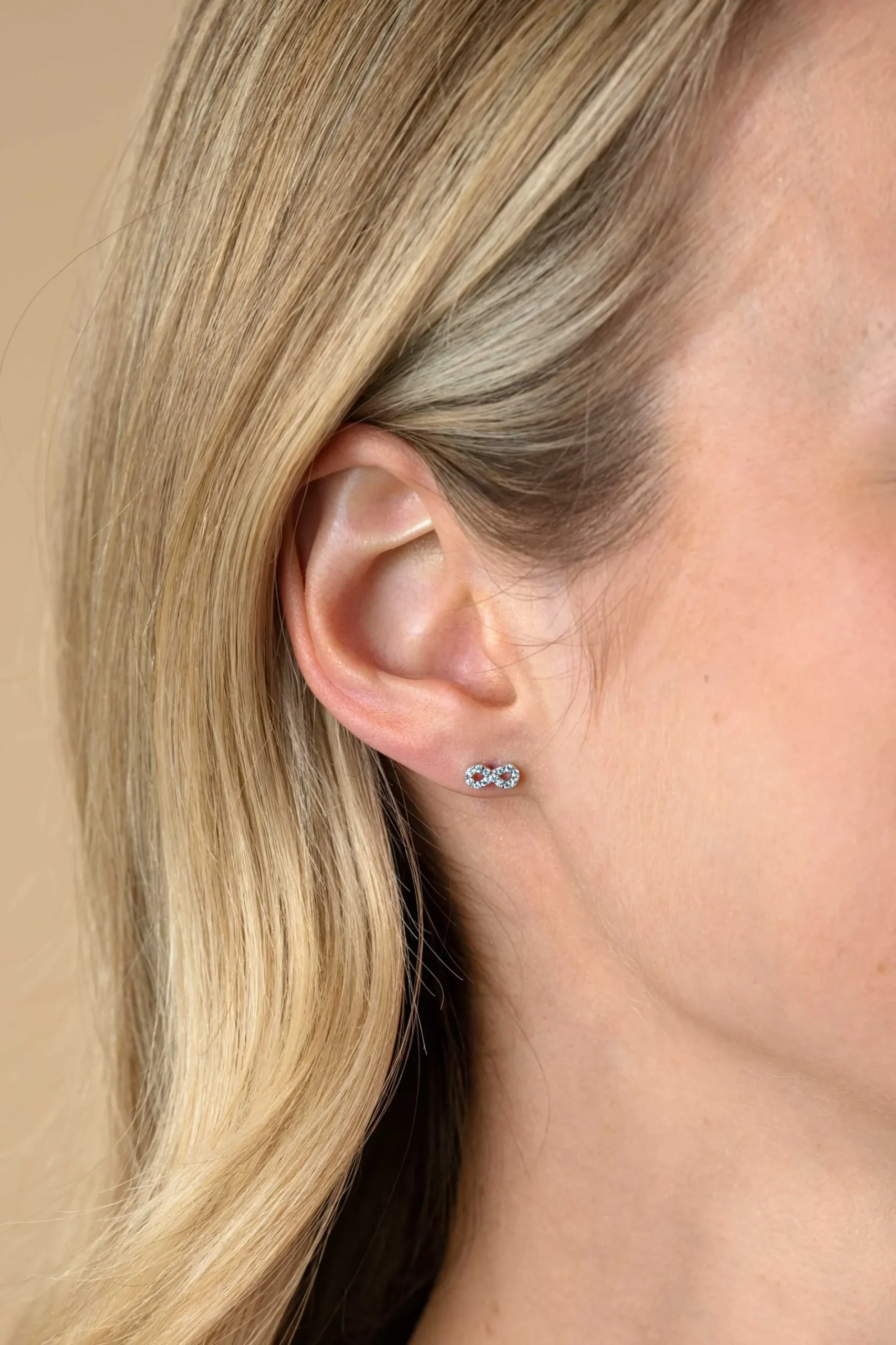 8mm ZINZI zilveren oorknoppen Infinity bezet met witte zirconia's ZIO2597