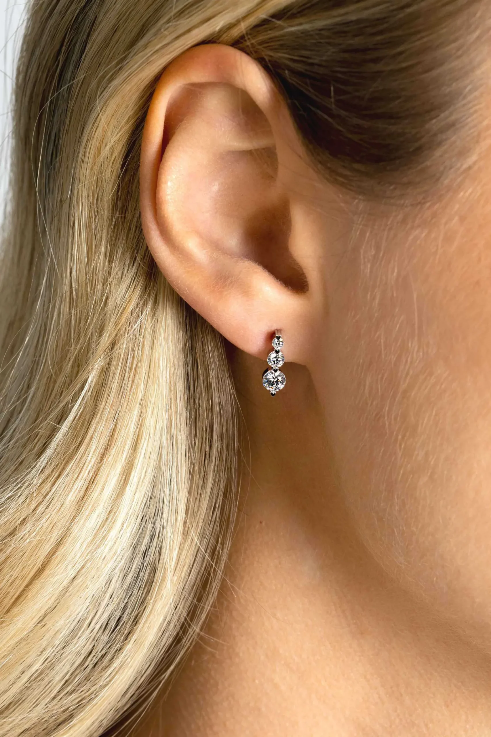 11mm ZINZI zilveren oorknopjes, bezet met drie ronde witte zirconia's in oplopend formaat ZIO2439