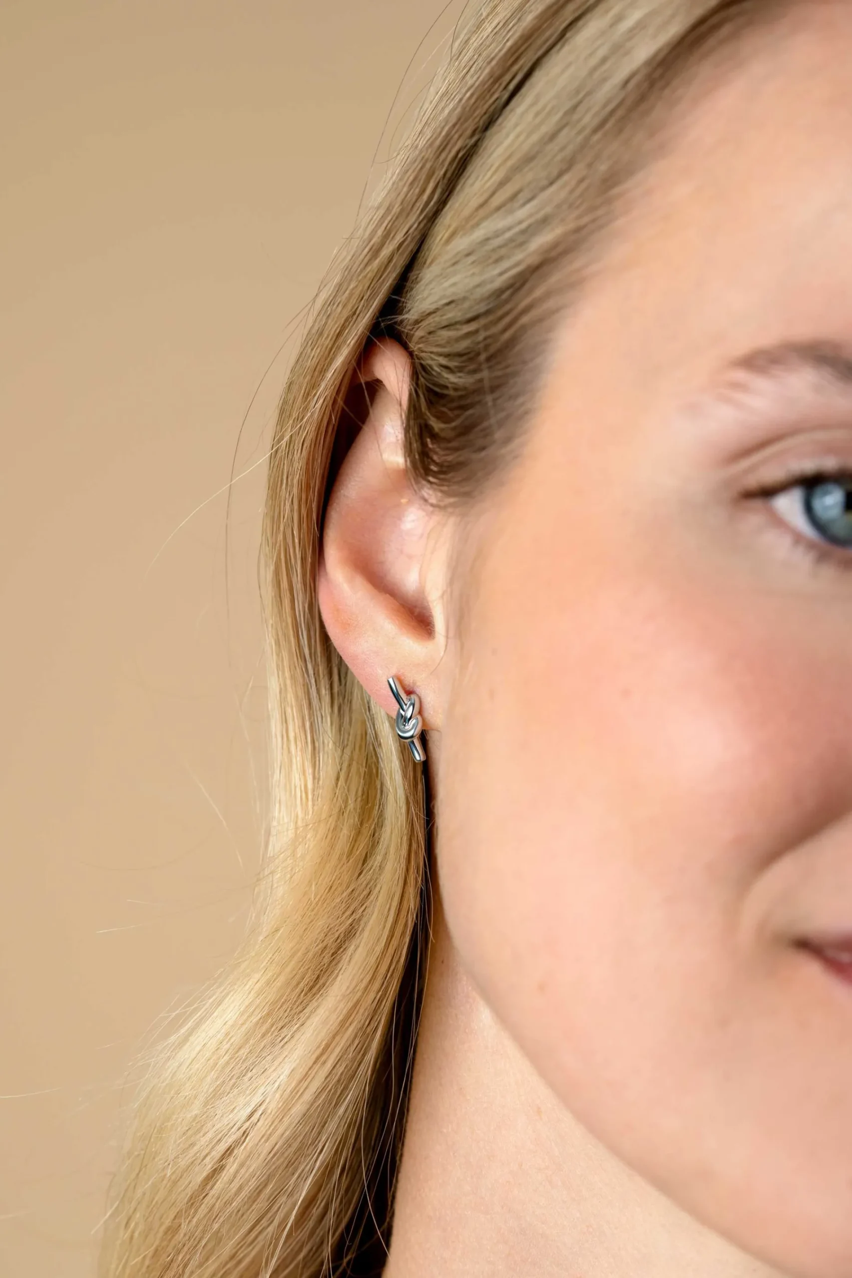 13mm ZINZI zilveren oorknoppen met staafje en glanzende knoop ZIO2613