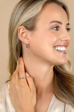 15mm ZINZI zilveren oorringen met bamboo uitstraling, bezet met witte zirkonia's en luxe klapsluiting ZIO2687
