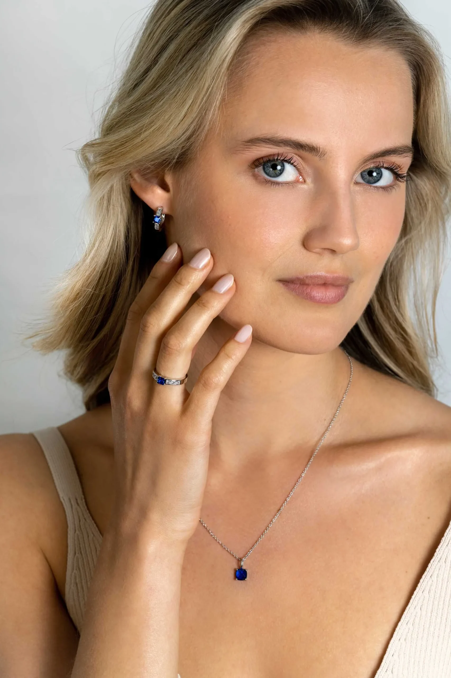 16mm ZINZI zilveren oorringen, bezet met vierkant geslepen saffierblauwe kleursteen en witte zirconia's. Met luxe scharniersluiting 16x3mm ZIO2453