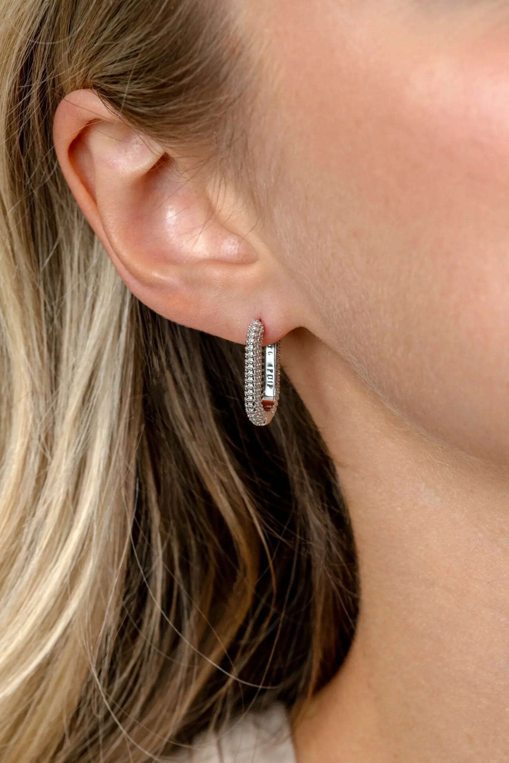 20mm ZINZI zilveren oorringen in ovale vorm met bolletjes structuur en luxe klapsluiting ZIO2694