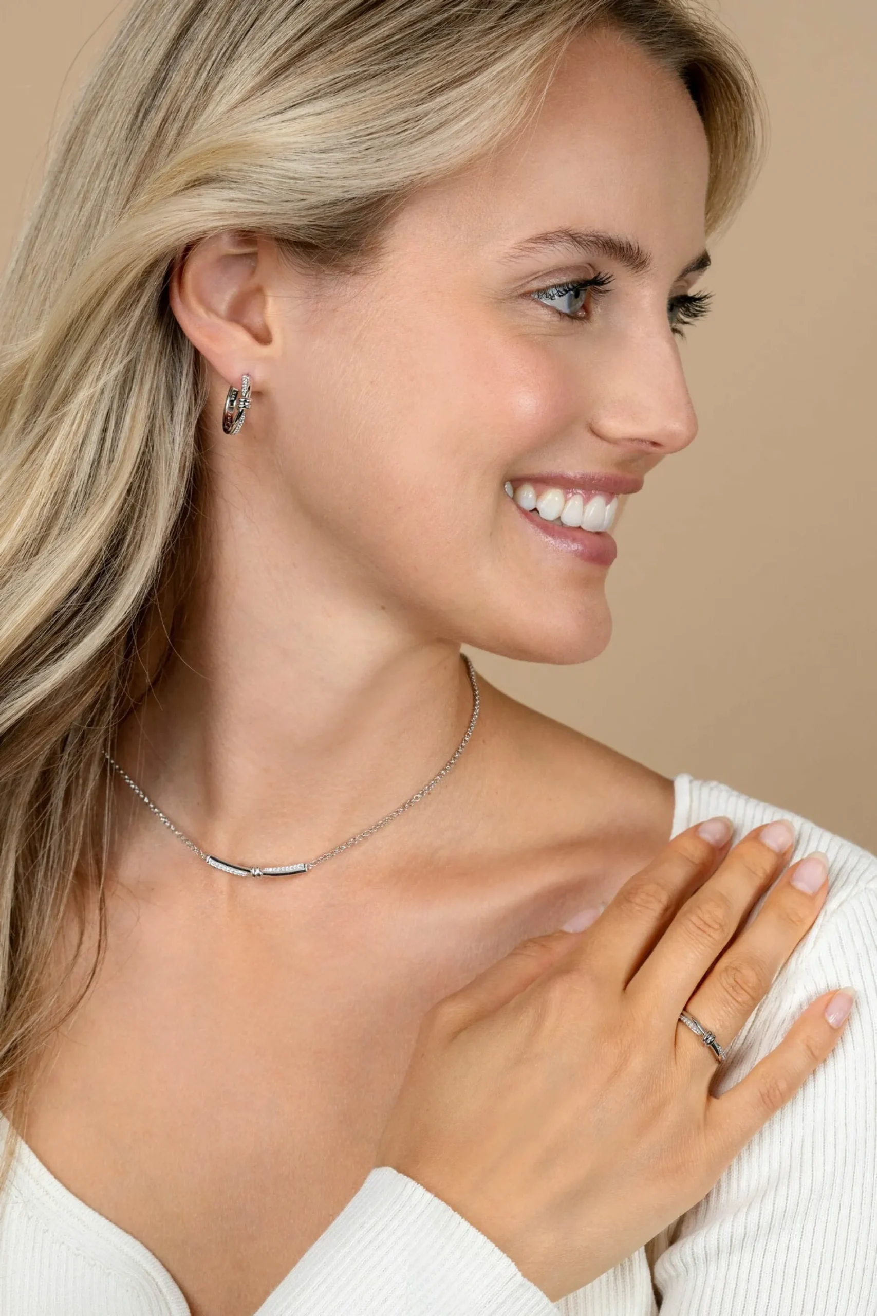19mm ZINZI zilveren oorringen met speelse twist en knoop. Luxe klapsluiting ZIO2680