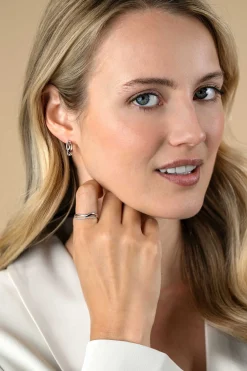 15mm ZINZI zilveren oorringen organisch gevormd met twee golvende banen, waarvan één bezet met witte zirconia's, met luxe klapsluiting ZIO2629