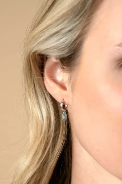 11mm ZINZI zilveren oorringen met bungelend rechthoekige hangers bezet met petrol blauwe kleurstenen ZIO2614