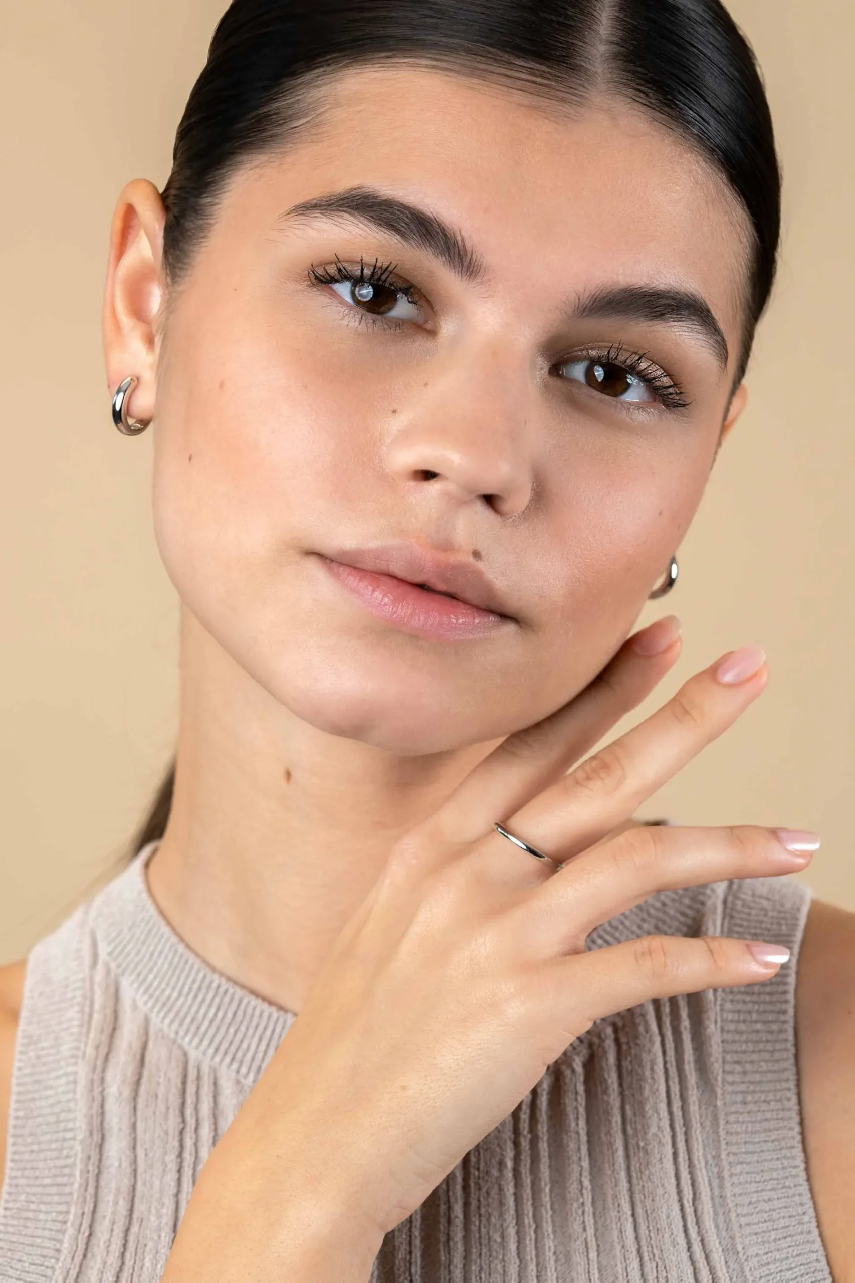 15mm ZINZI zilveren oorringen met gladde ronde buis van 4mm breed en luxe klapsluiting ZIO2565