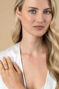 15mm ZINZI zilveren oorringen organisch gevormd 6,5mm breed met luxe klapsluiting ZIO2609