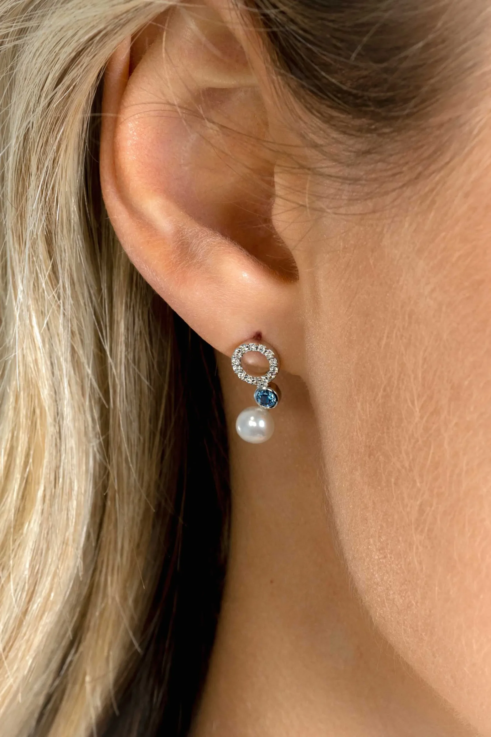 15mm ZINZI zilveren oorstekers met witte parel, ronde lichtblauwe kleursteen en open rondje bezet met witte zirconia's ZIO2442