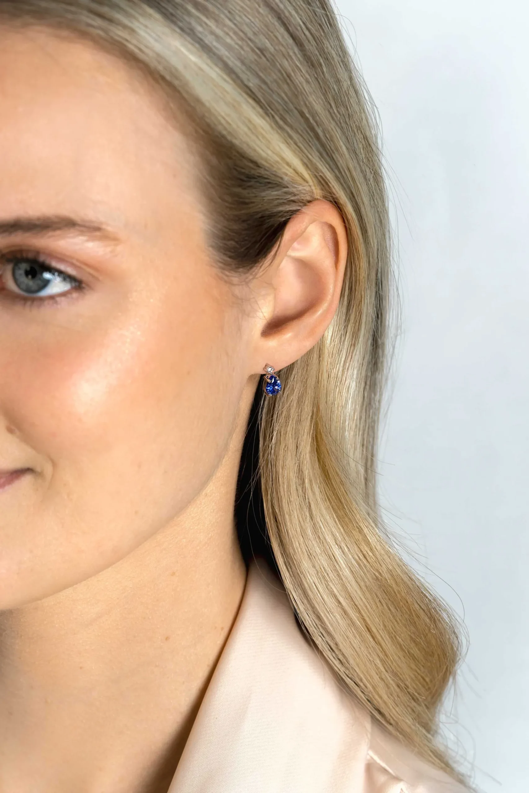 10mm ZINZI zilveren oorstekers peervorm indigo blauw en witte zirconia ZIO2440