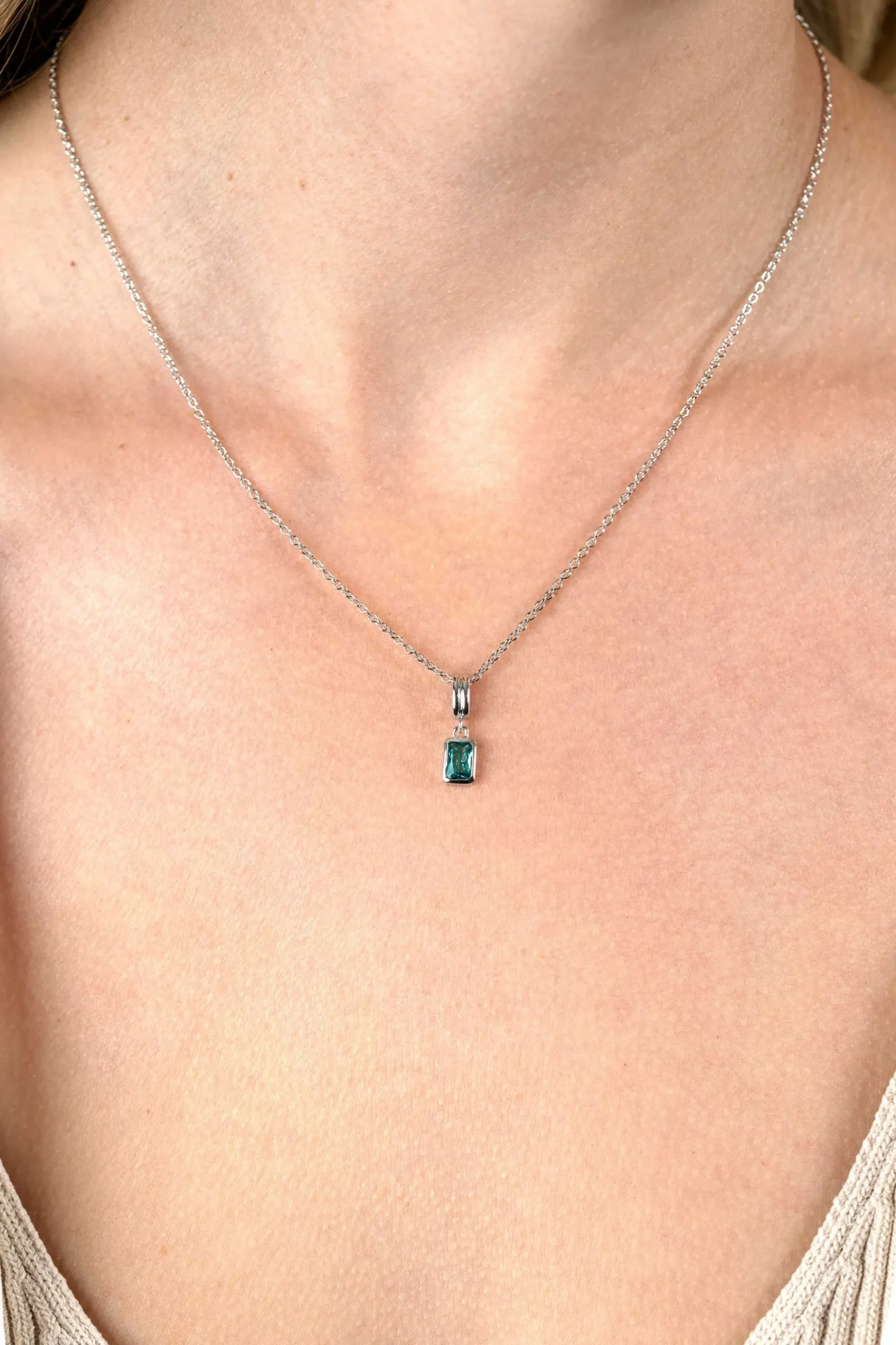 17mm ZINZI zilveren rechthoekige hanger bezet met een petrol blauwe kleursteen ZIH2614 (zonder collier)