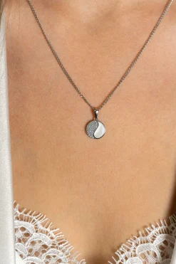 18mm ZINZI zilveren Yin Yang hanger rond, bezet met parelmoer en witte zirconia's. Yin Yang staat symbool voor: balans, harmonie, dynamiek en verbondenheid ZIH2423 (zonder collier)