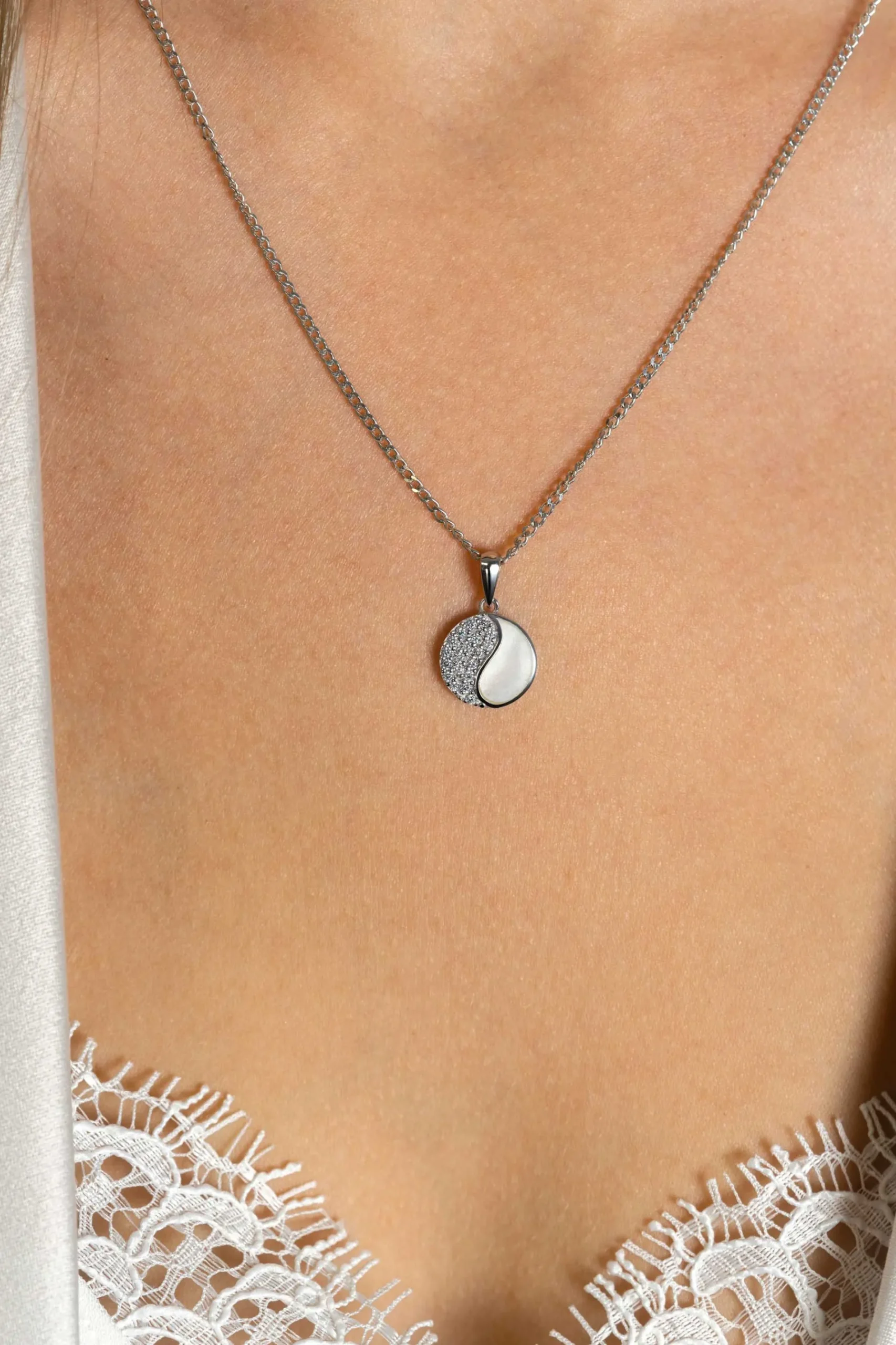 18mm ZINZI zilveren Yin Yang hanger rond, bezet met parelmoer en witte zirconia's. Yin Yang staat symbool voor: balans, harmonie, dynamiek en verbondenheid ZIH2423 (zonder collier)