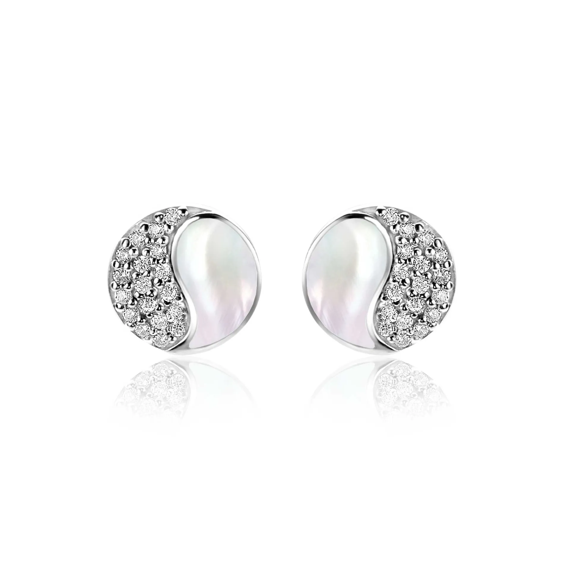 9mm ZINZI zilveren Yin Yang oorstekers, bezet met parelmoer en witte zirconia's. Yin Yang staat symbool voor: balans, harmonie, dynamiek en verbondenheid ZIO2423