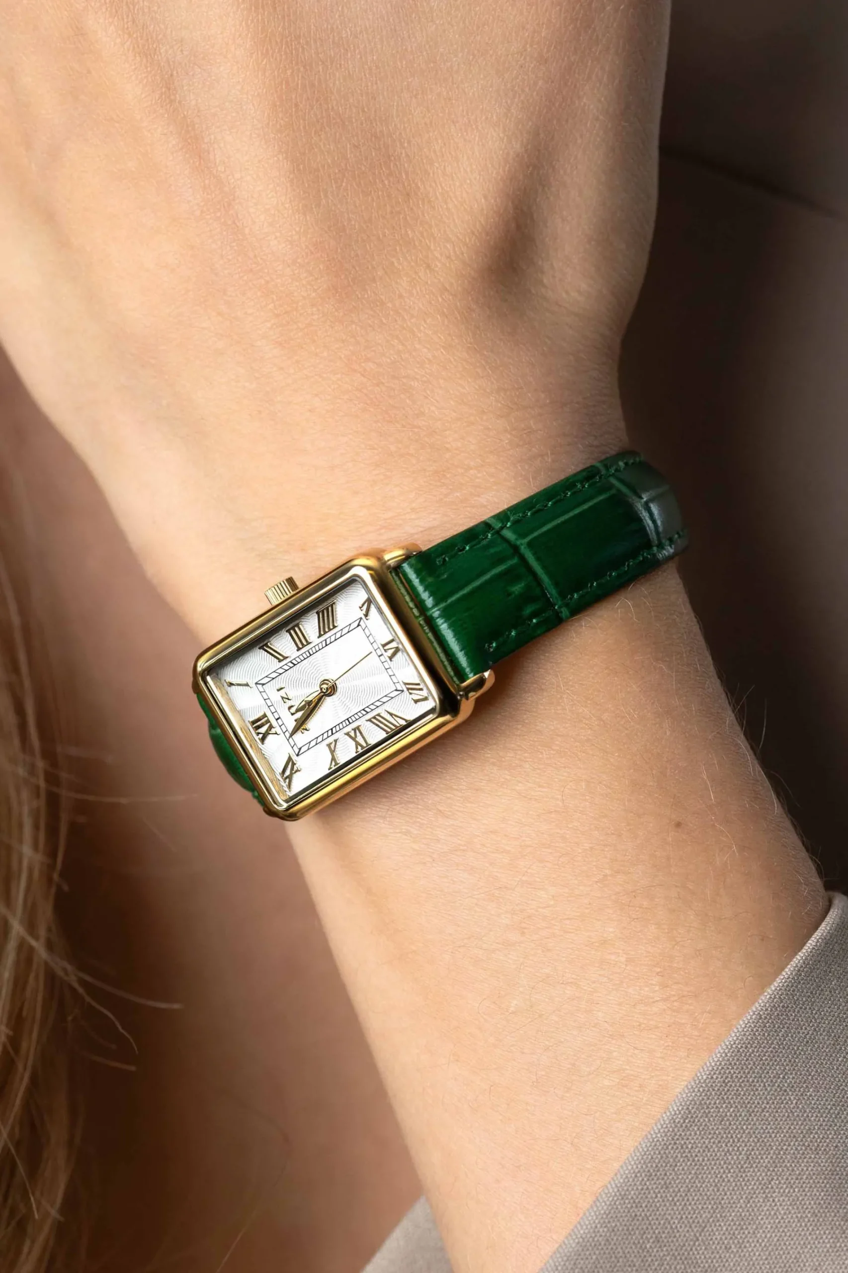 ZINZI Elegance bicolor horloge witte wijzerplaat en rechthoekige goudkleurige kast en groene leren band 28mm extra dun ZIW1907G