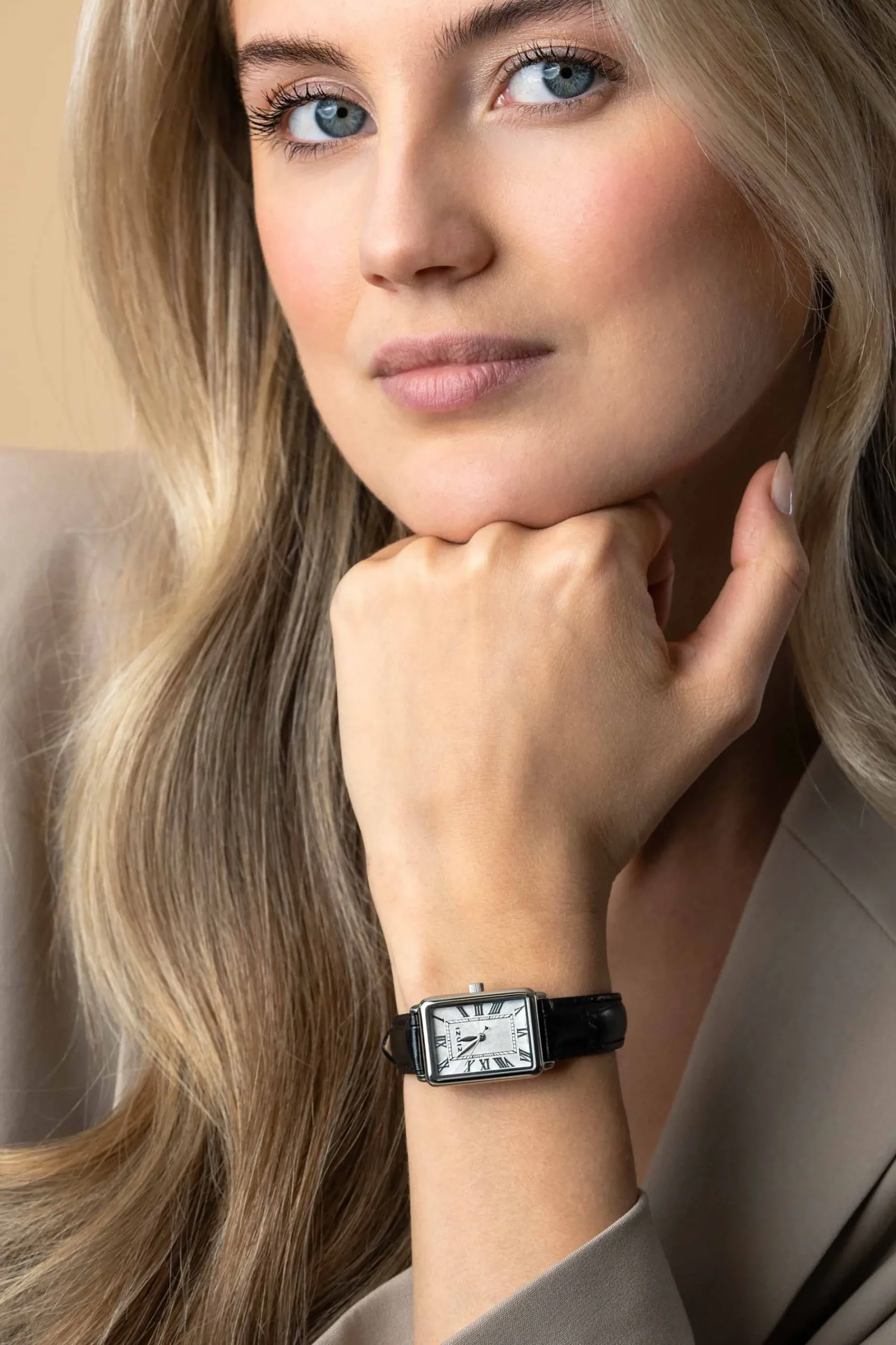 ZINZI Elegance horloge witte wijzerplaat en rechthoekige kast zwarte leren band 28mm extra dun ZIW1906Z