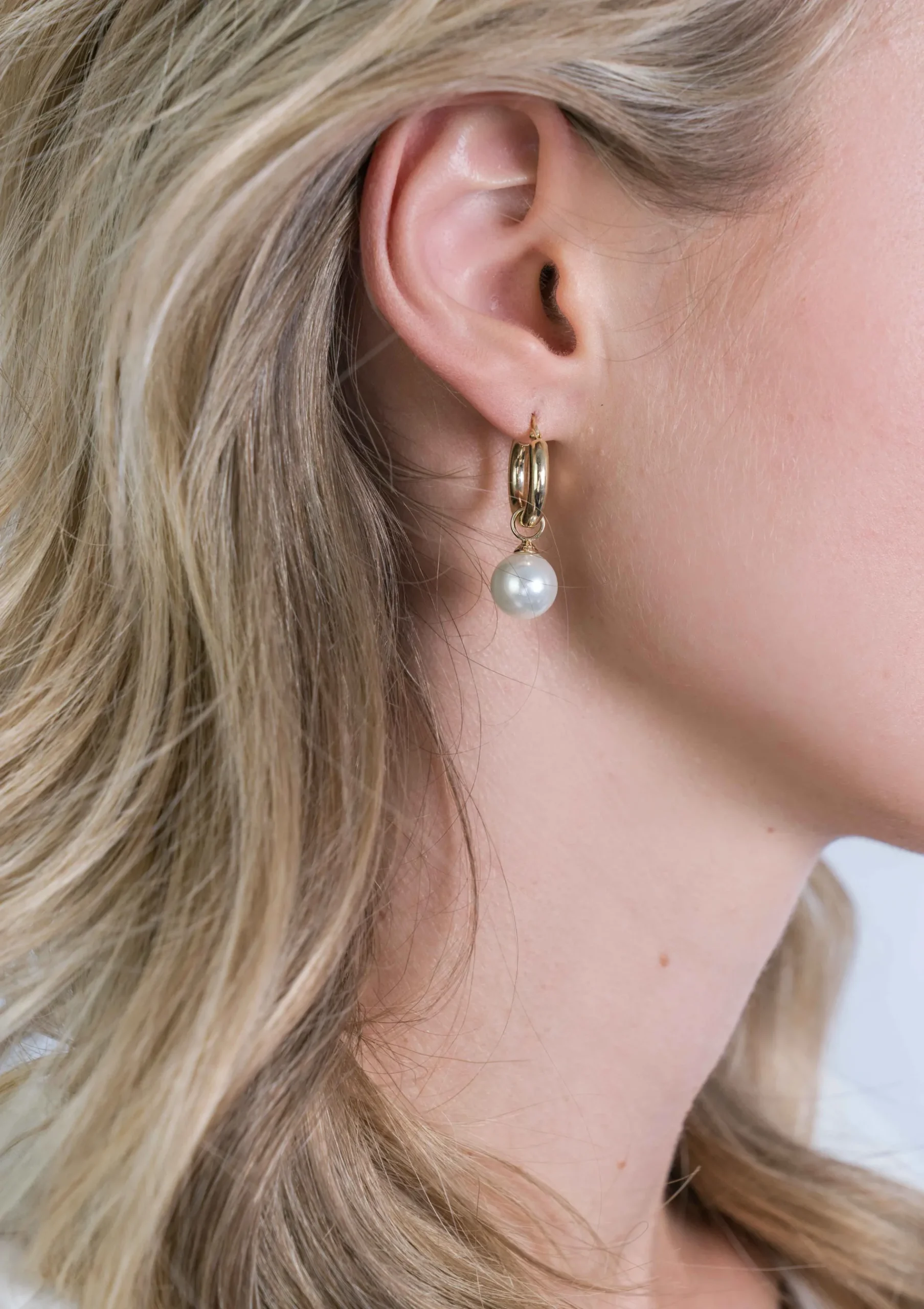 ZINZI Gold 14 karaat gouden oorbedels parel wit 8mm ZGCH144 (zonder oorringen)
